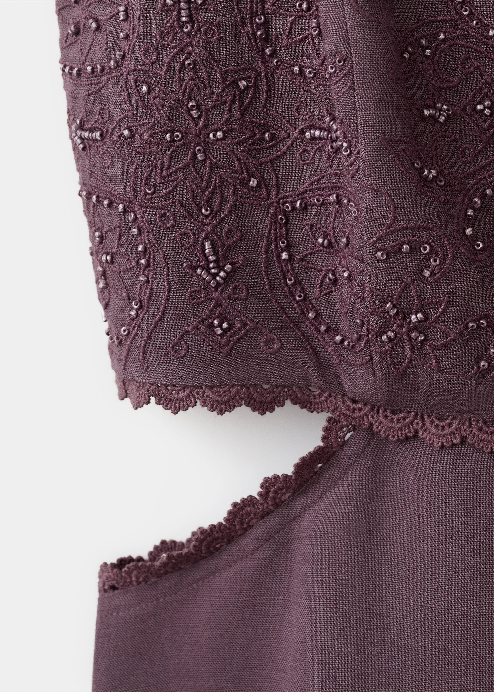 Vestido cut-out bordado com missangas - Pormenor do artigo 8, Ameixa. Ref: 37011382-00.