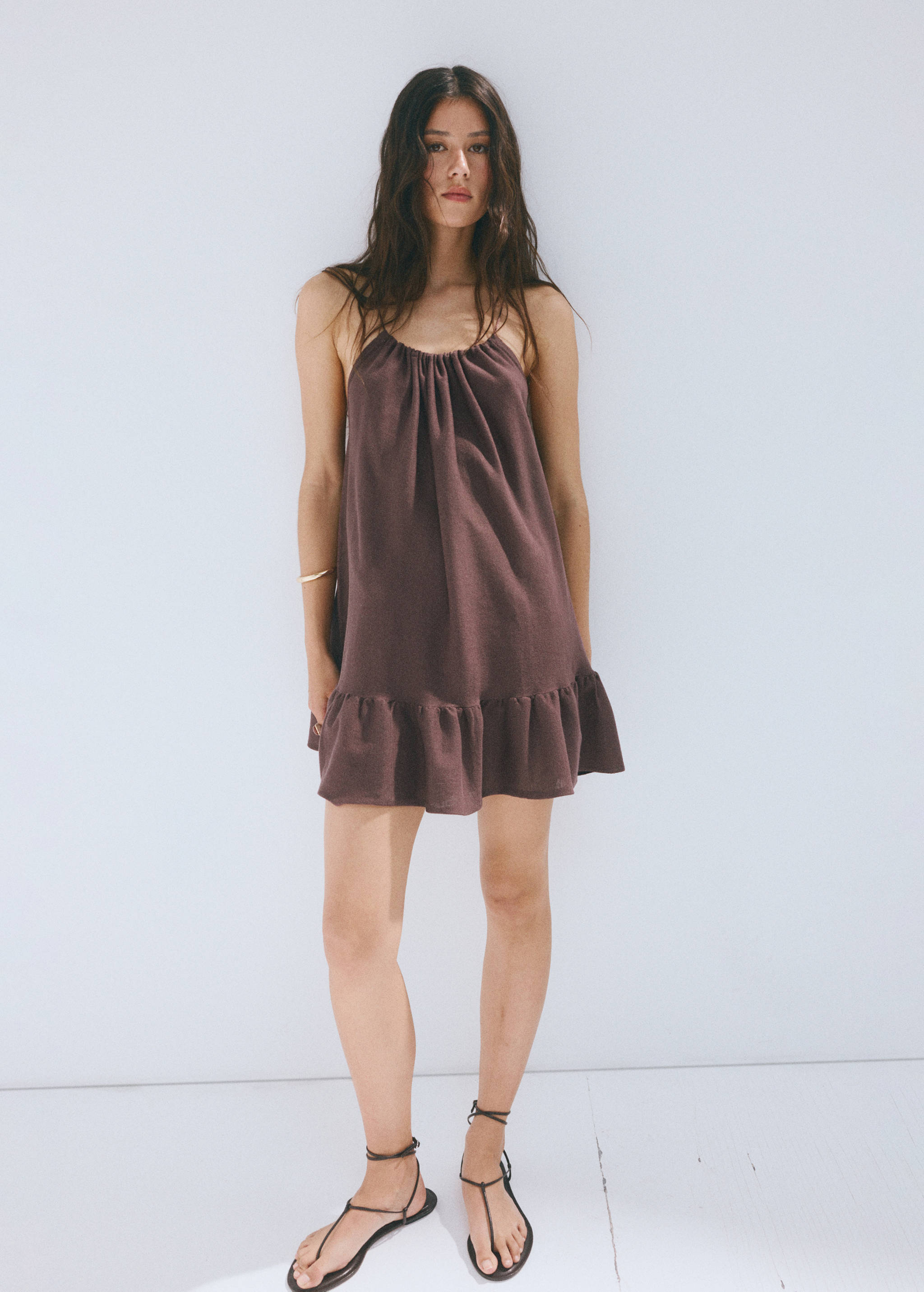 Vestido de malha com gola drapeada - Plano geral