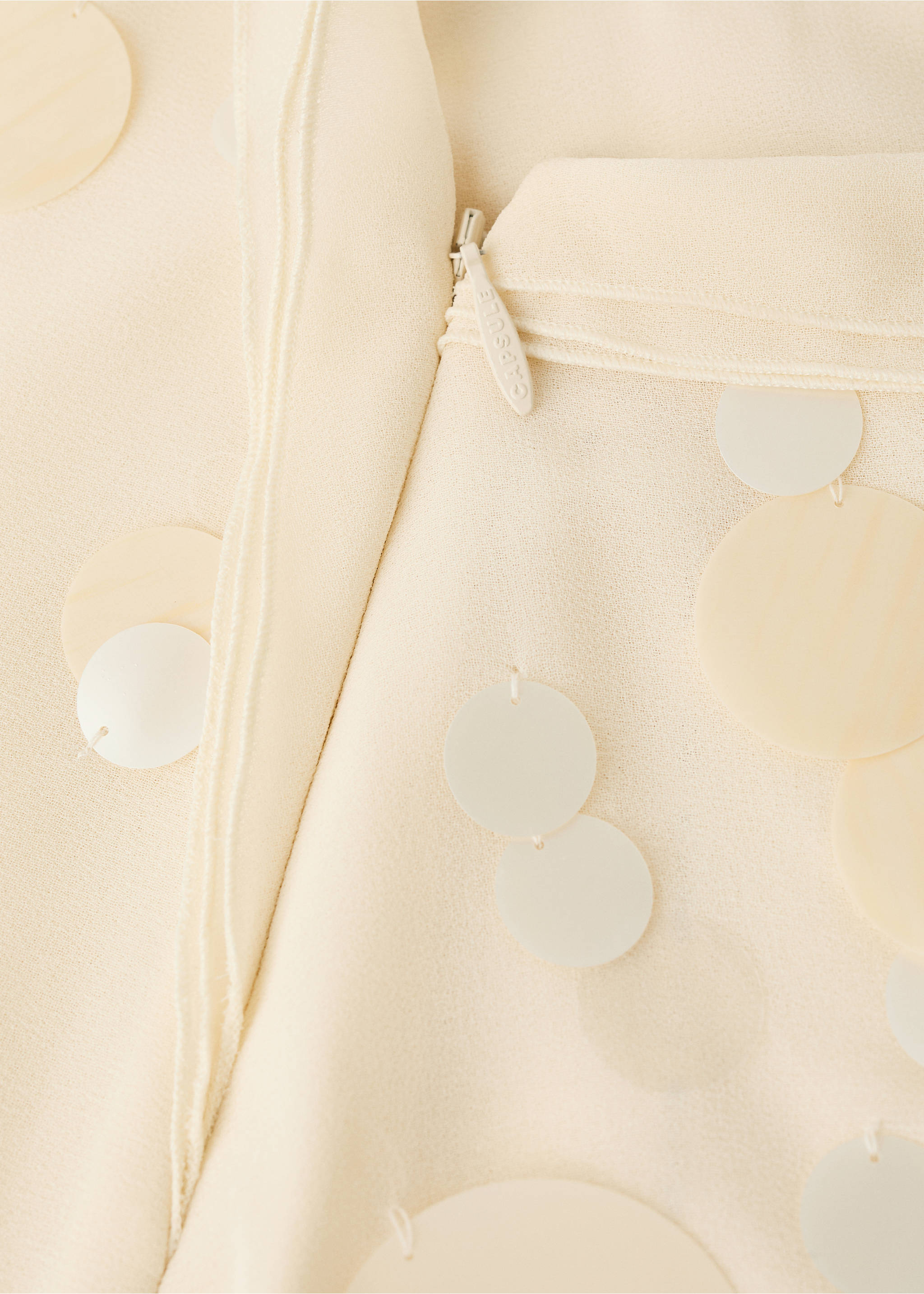 Сукня з пайєтками з відкритою спиною - Детальніше про товар 0, Екрю. Ref: 37011400-00.