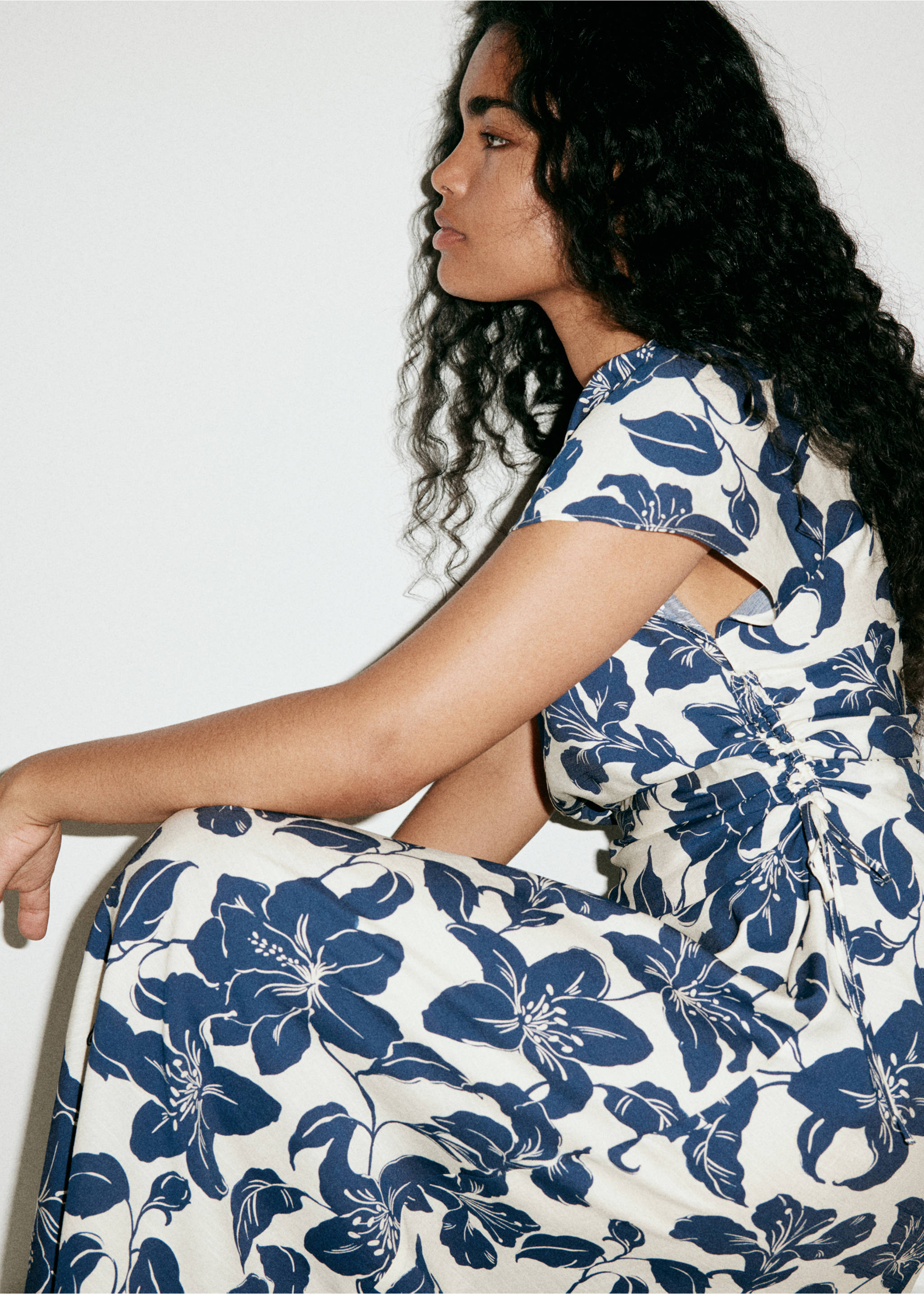 Side ruched floral dress - Details of the article 5, Ecru. Ref: 37011403-00.
