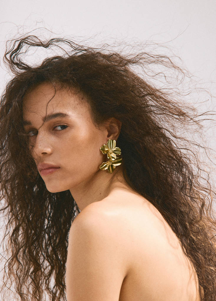 Flower-design earrings — Gold