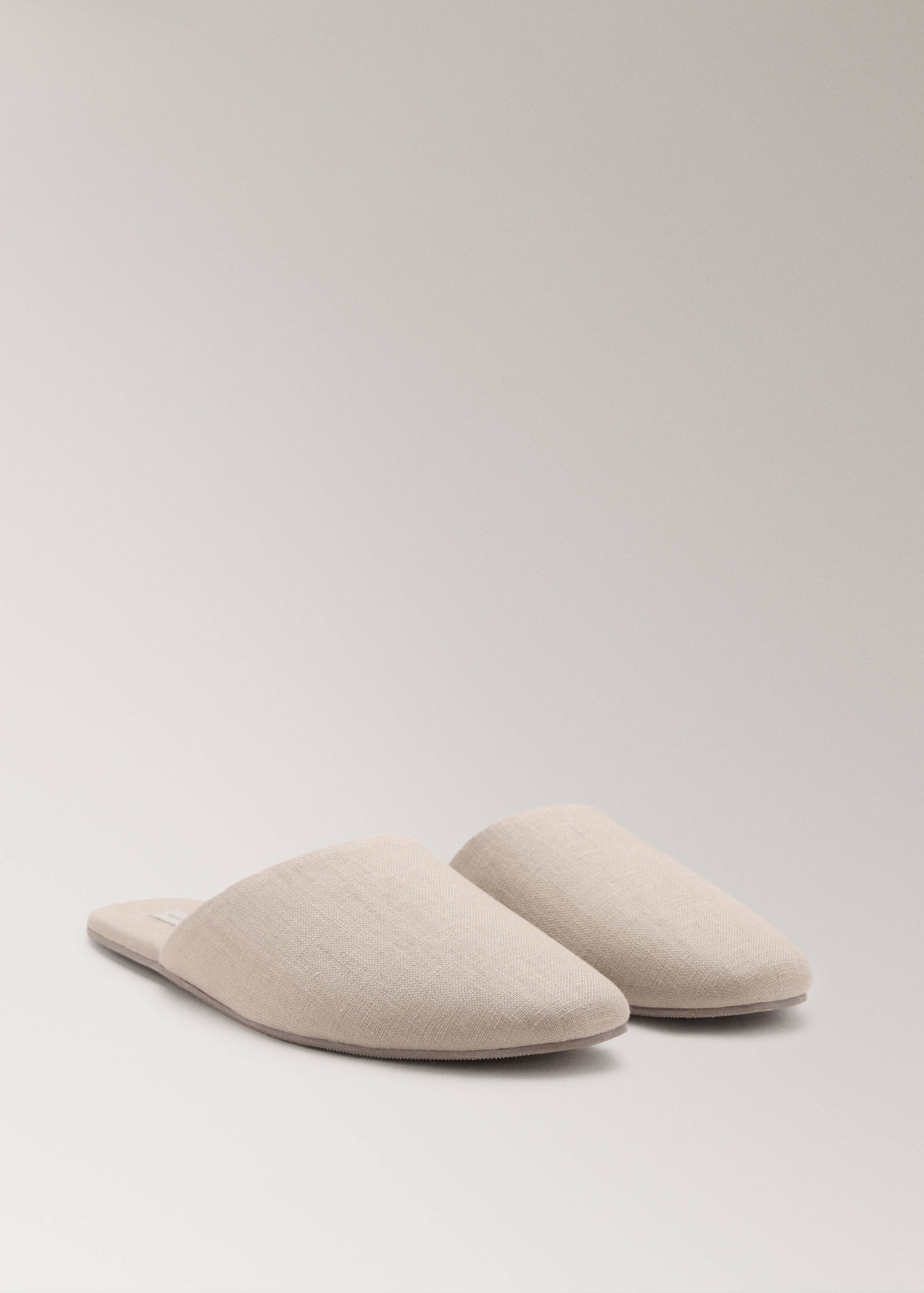 Chaussons ouverts à l’arrière en tissu naturel - Plan moyen