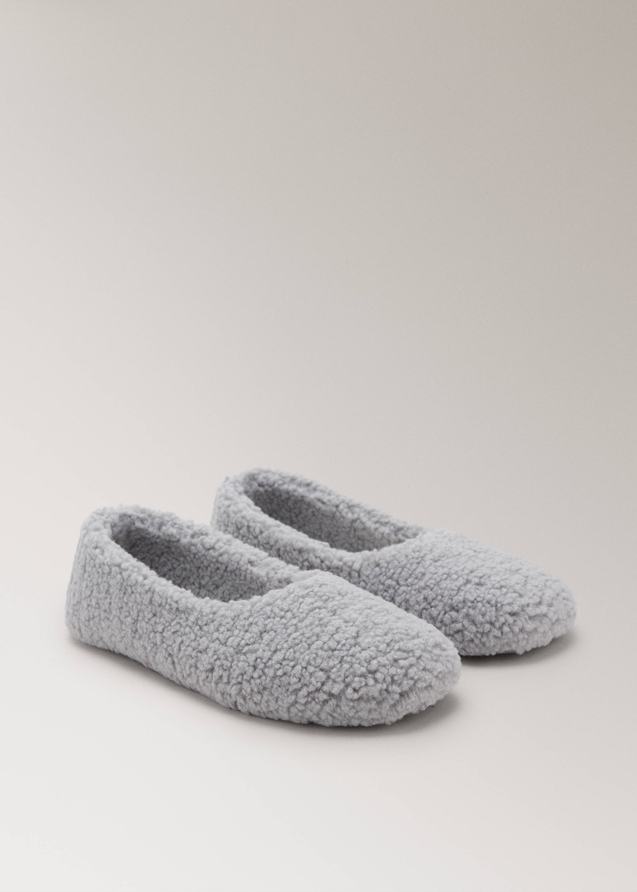 Ballerines en mouton retourné - Plan moyen