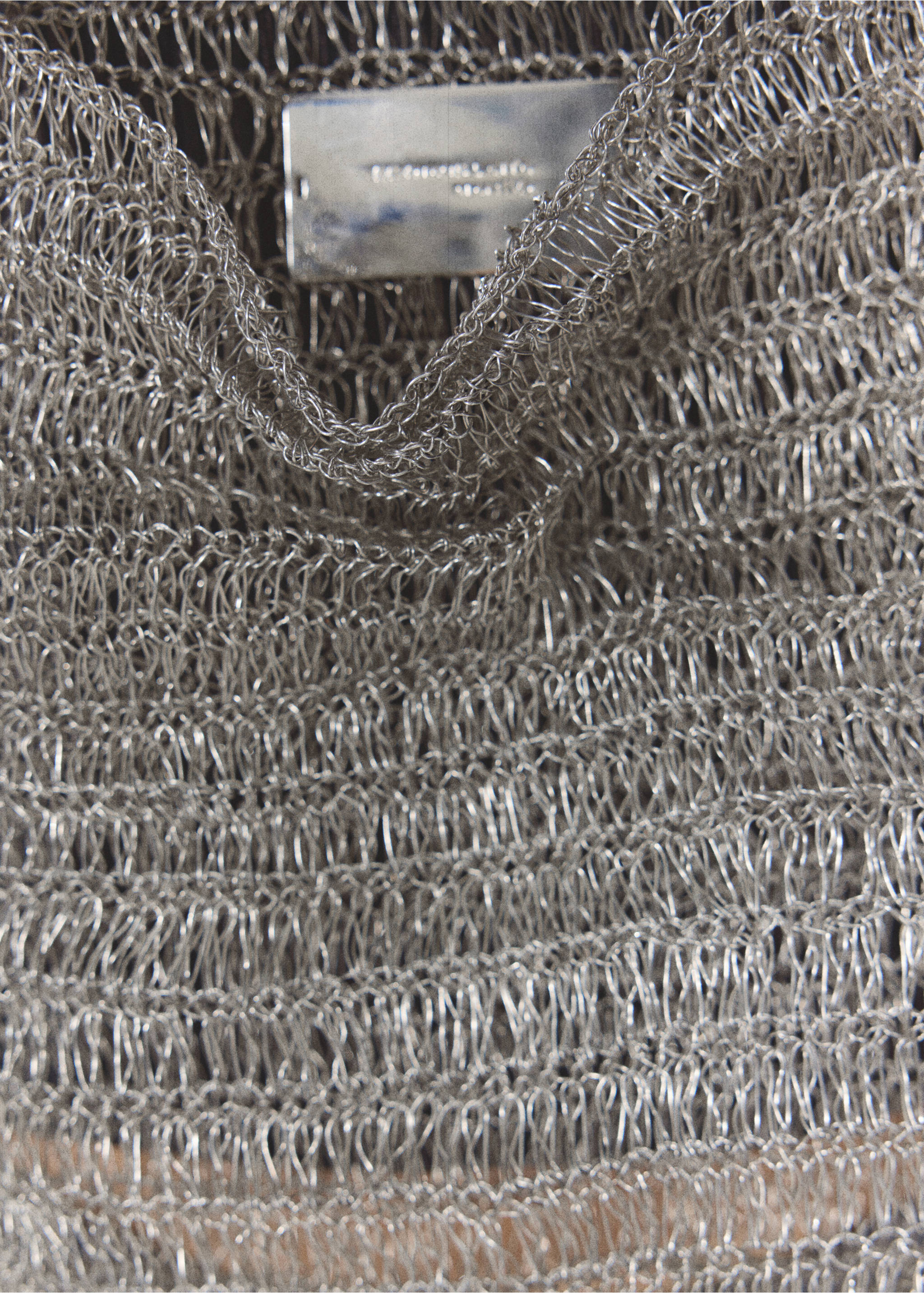 Metallic mesh shoulder bag - Details of the article 9, Silver. Ref: 37011447-00.