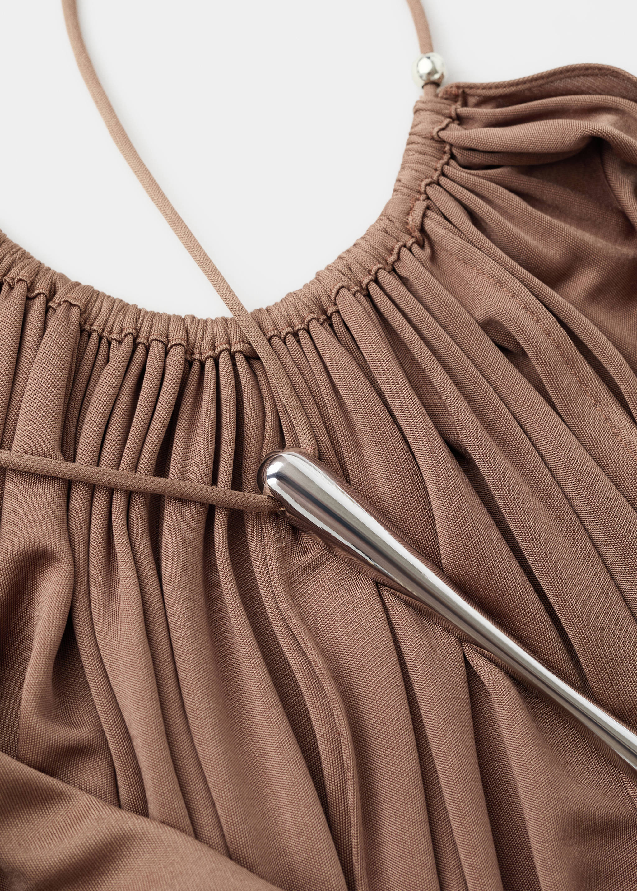 Vestido drapeado com costas abertas - Pormenor do artigo 8