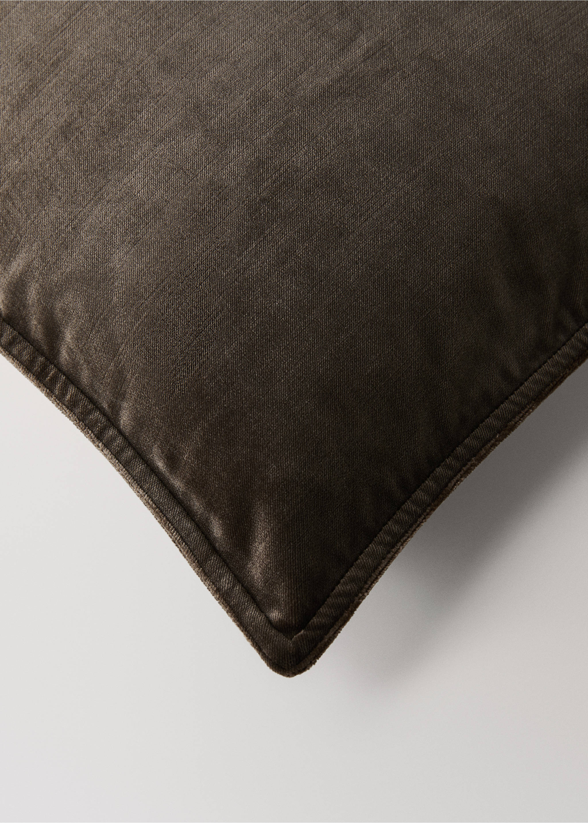 Velvet-effect cushion cover 45x45 cm - Details of the article 1, Brown. Ref: 37011475-00.