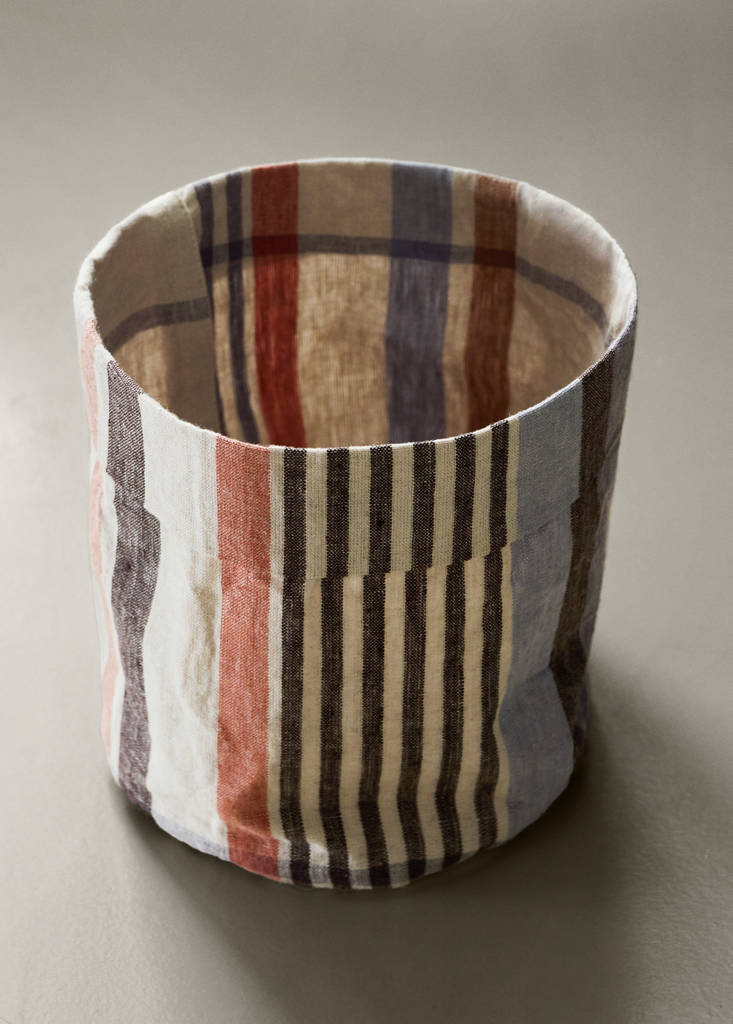 Striped linen bread basket — Light/Pastel Grey