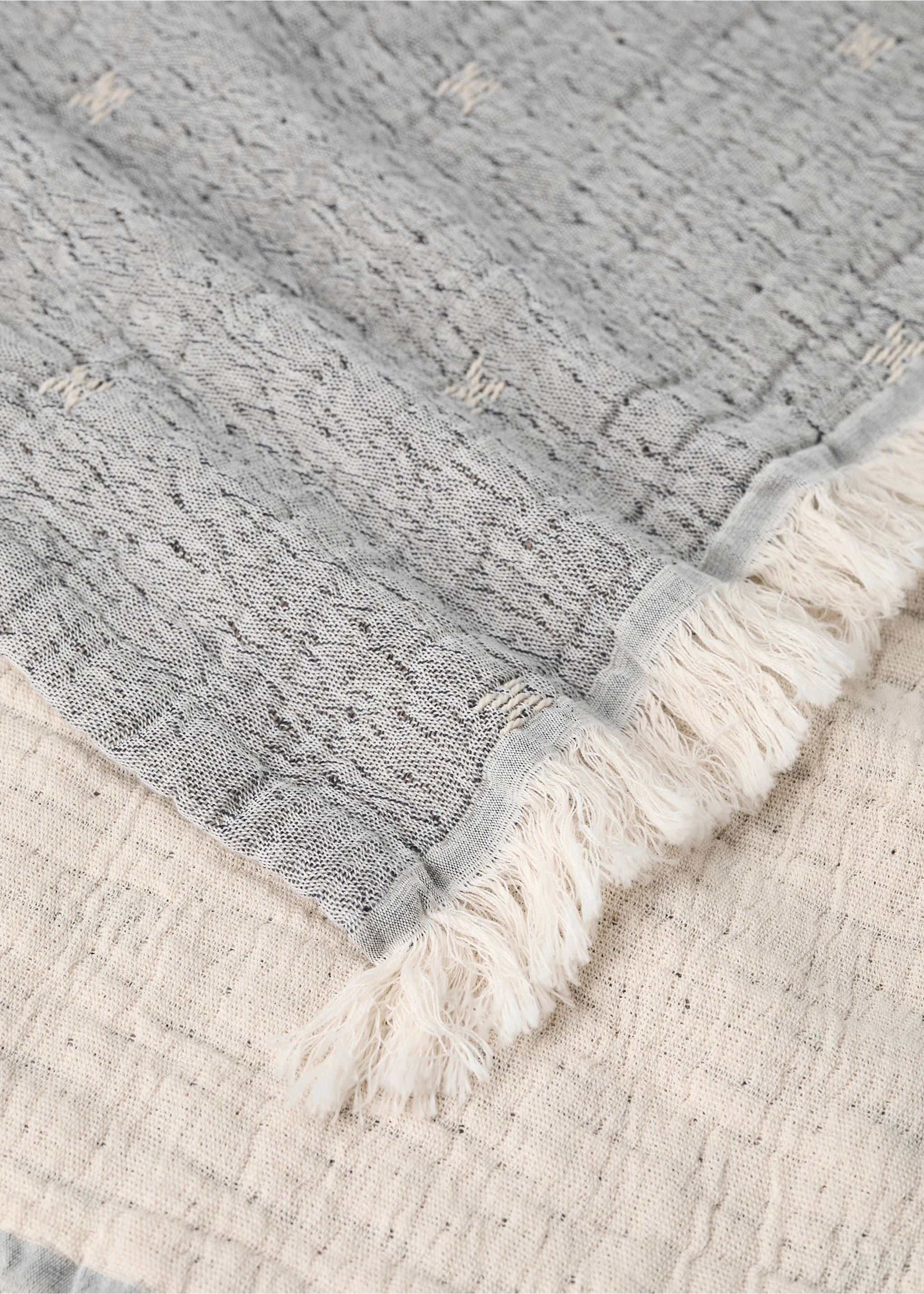 Textured cotton throw with fringes - Details of the article 1, Grey. Ref: 37011488-00.