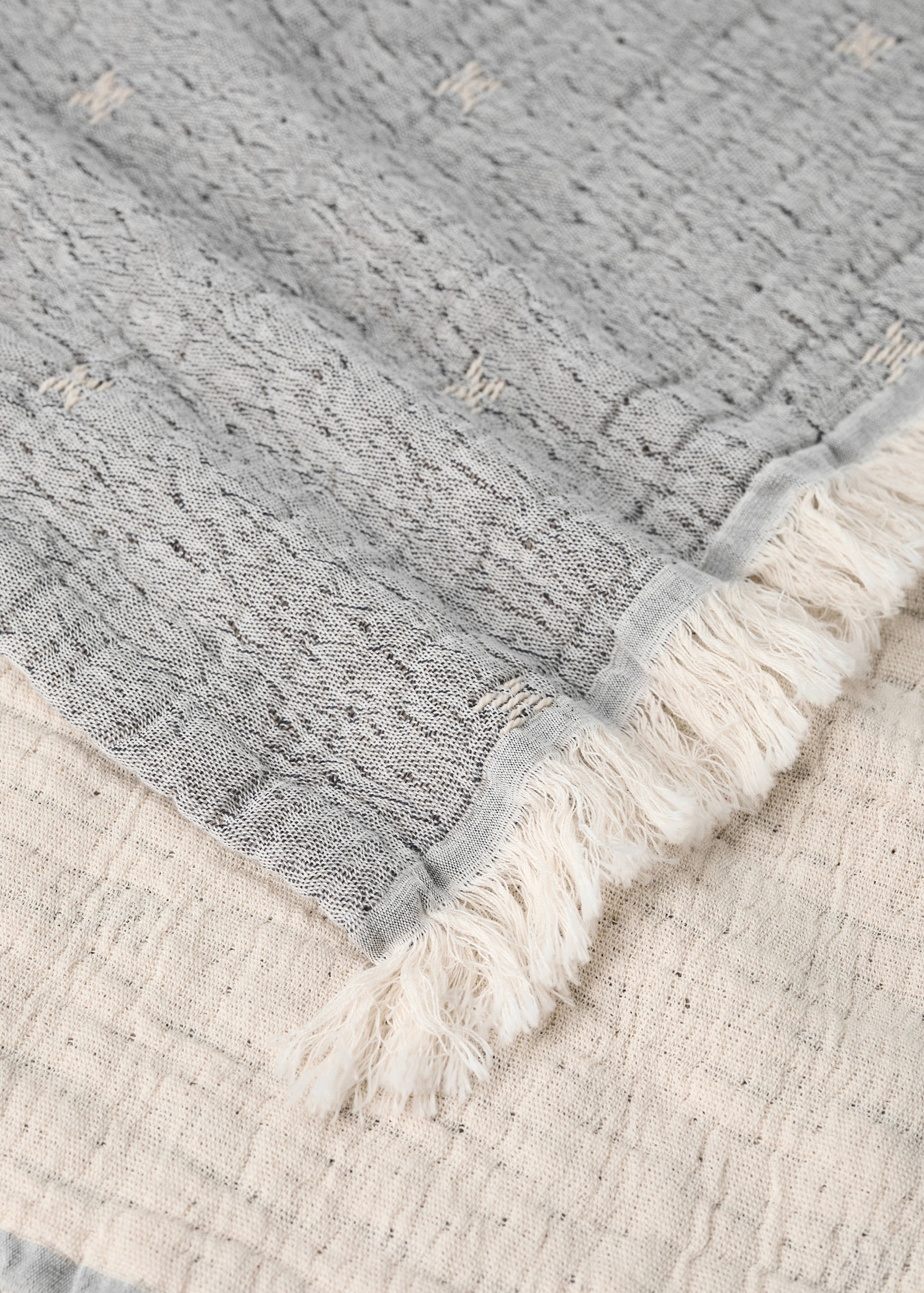 Textured cotton throw with fringes - Details of the article 1