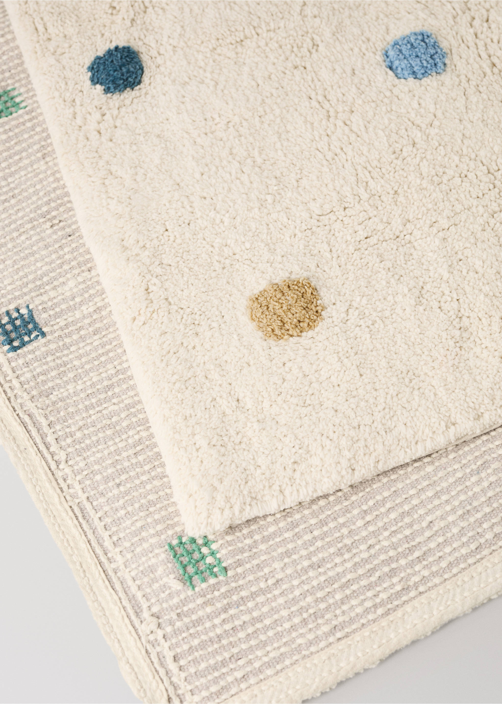 100% cotton tufted polka dot rug - Details of the article 1, Navy. Ref: 37011492-00.