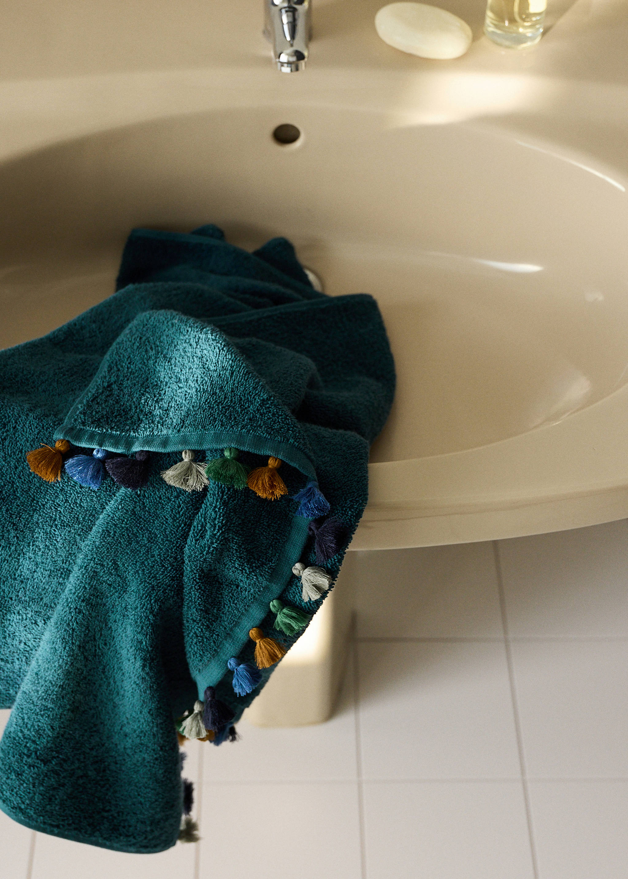 Children's cotton bath towel with multi-coloured pom-poms - General plane