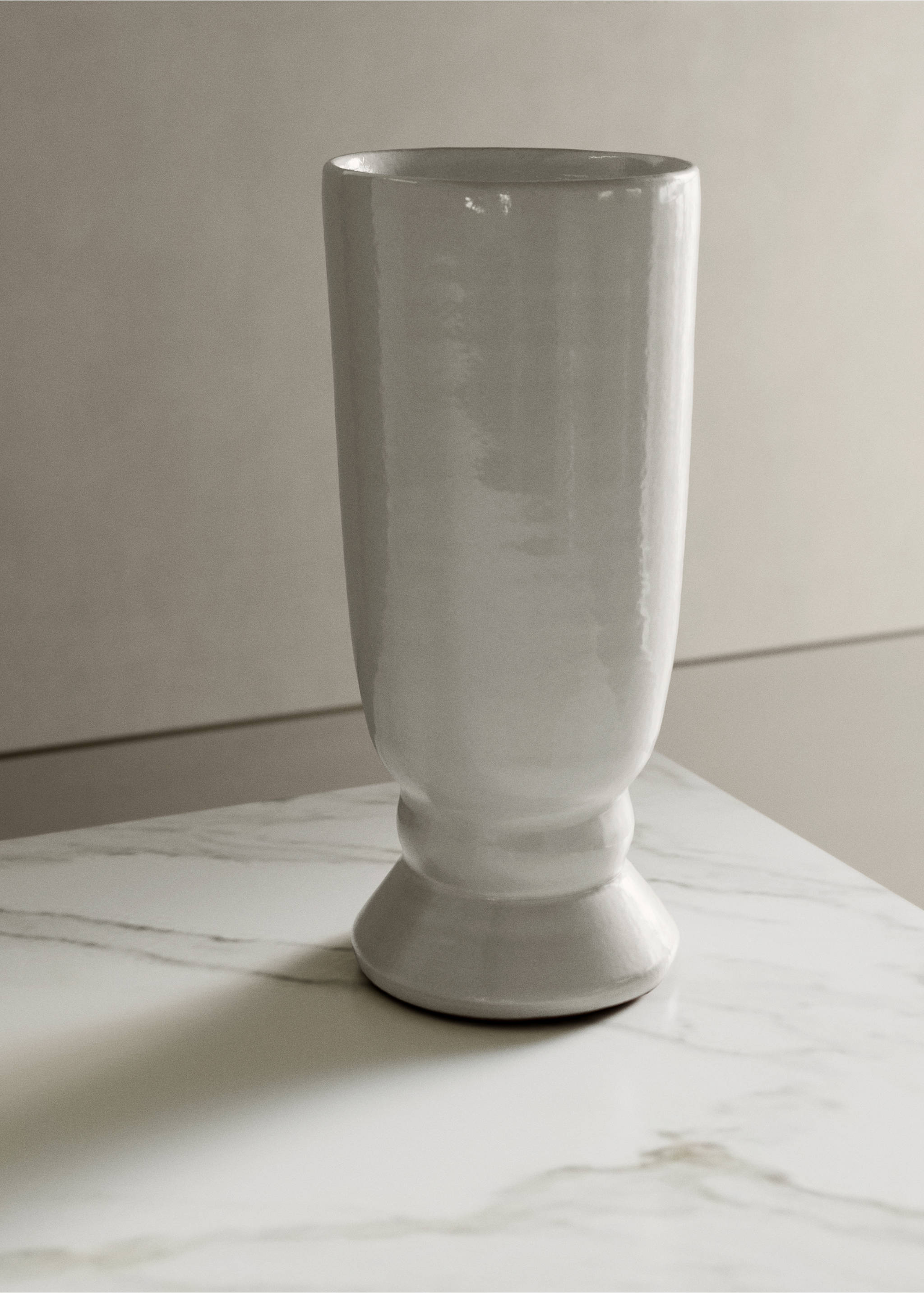 Hohe Terrakotta-Vase - Allgemeine Ansicht, Ecru. Ref: 37011524-00.