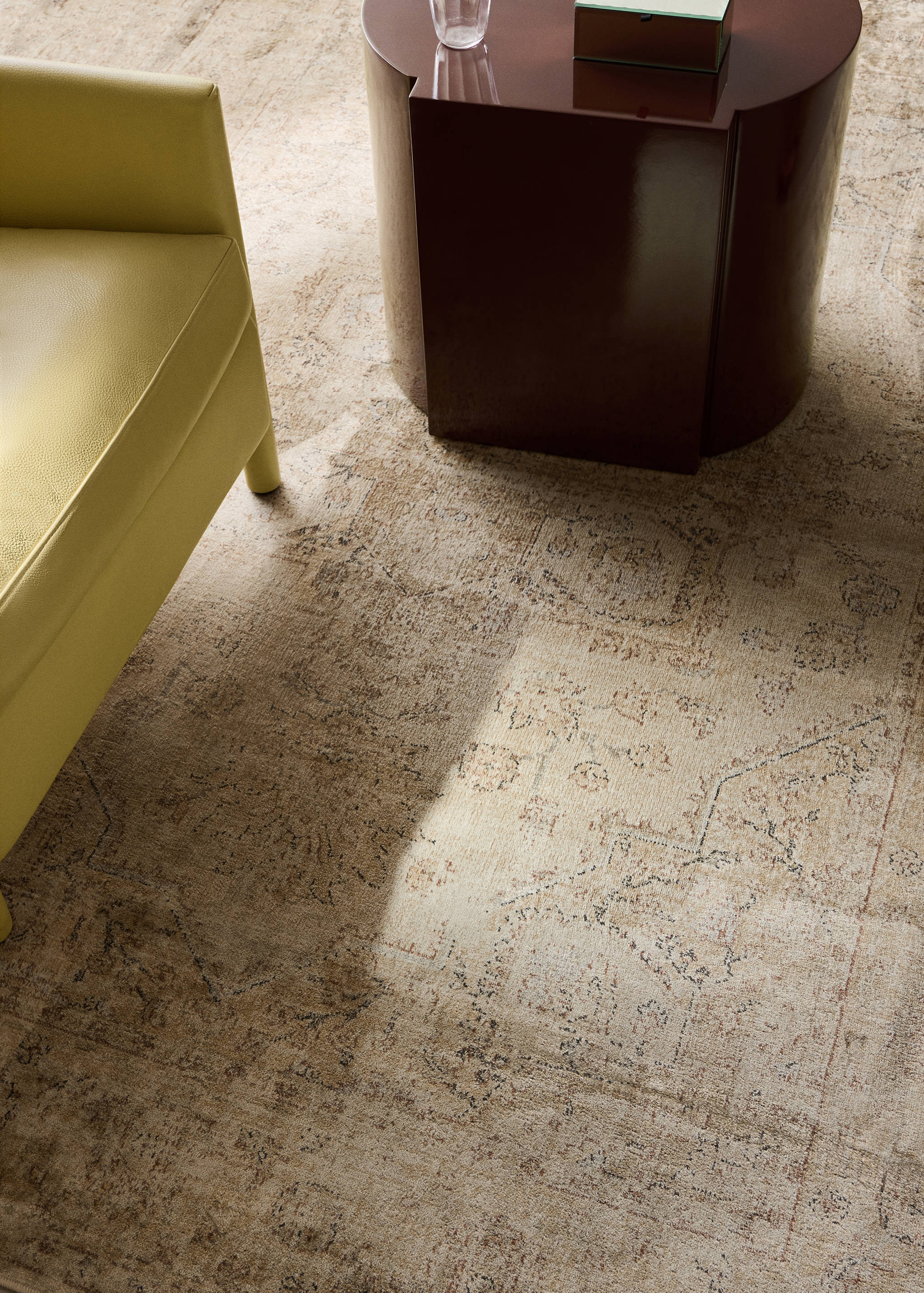 Large distressed-effect rug - General plane