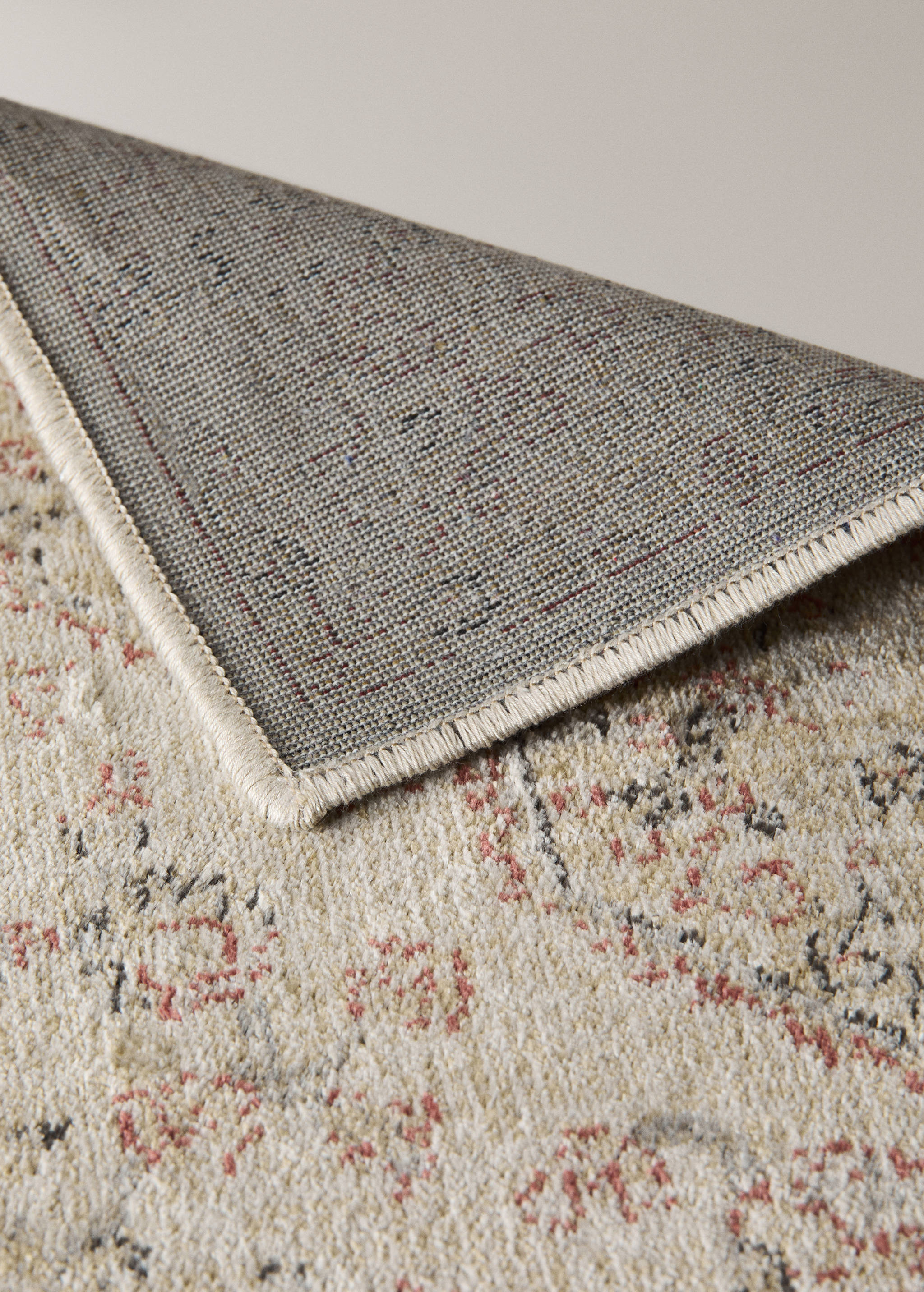 Large distressed-effect rug - Details of the article 3