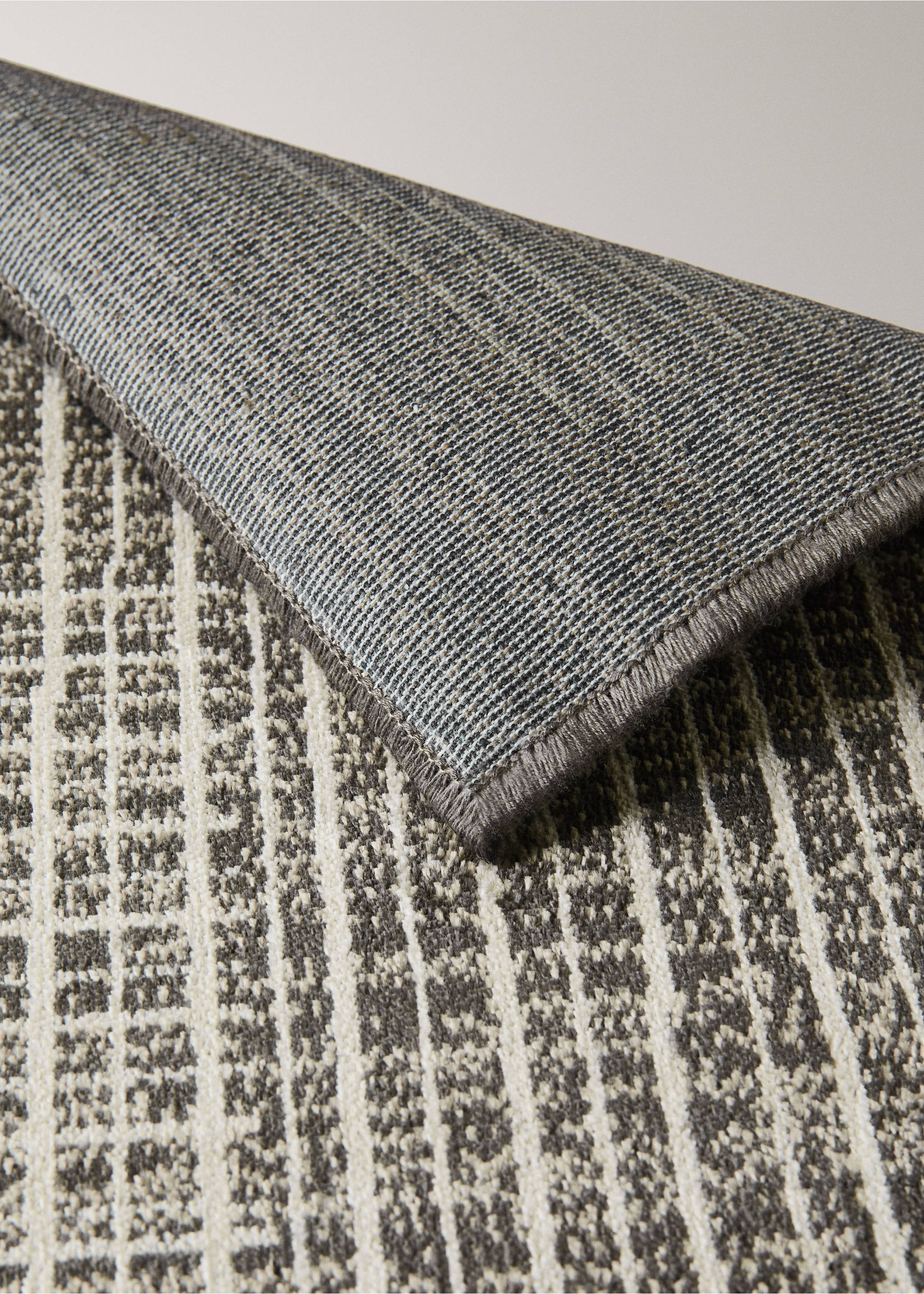 Small bicolour cotton rug - Details of the article 3, Charcoal. Ref: 37011527-00.