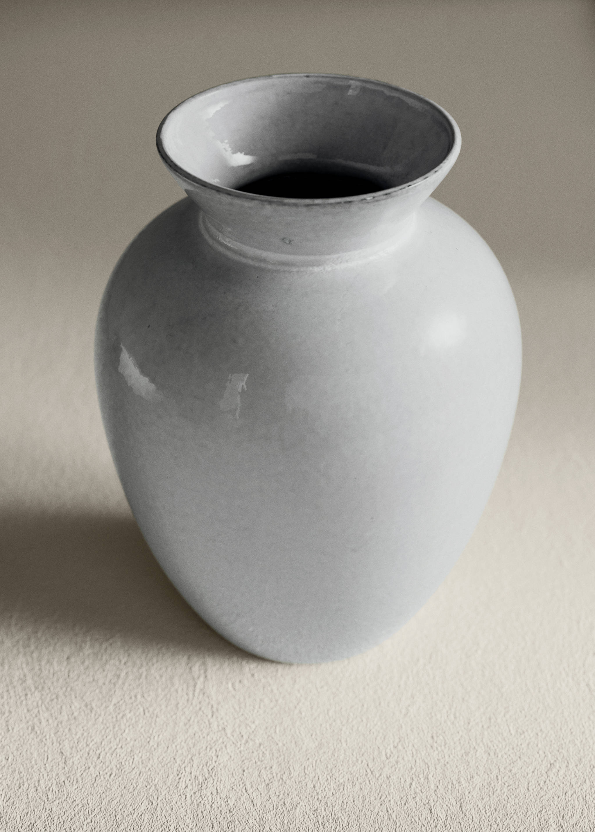 Gloss finish ceramic vase - General plane