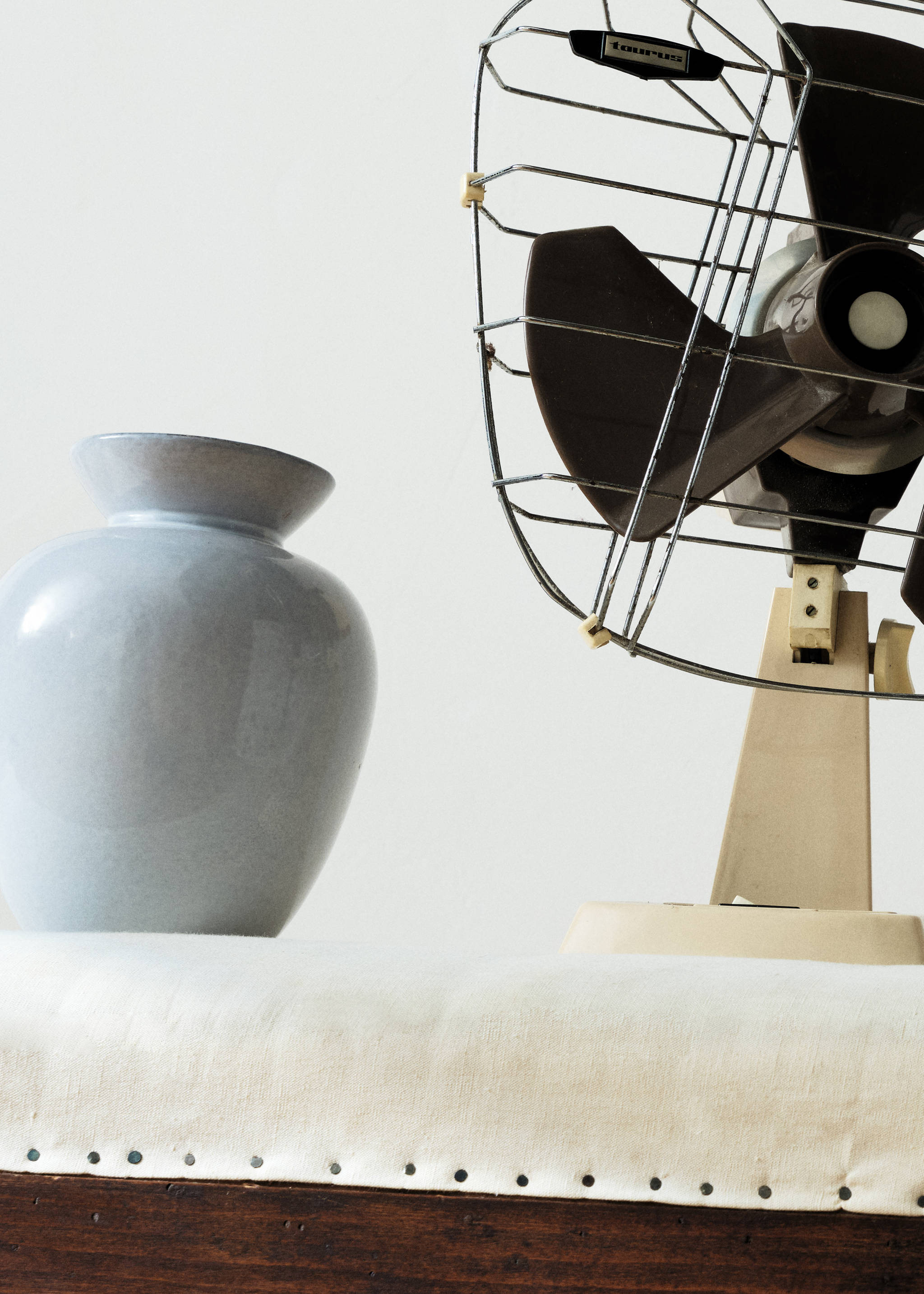 Gloss finish ceramic vase - Details of the article 5, Light Heather Grey. Ref: 37011528-00.