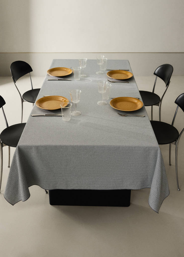 Resin-coated cotton tablecloth with overlock stitching for 2 to 4 people — Dark Grey