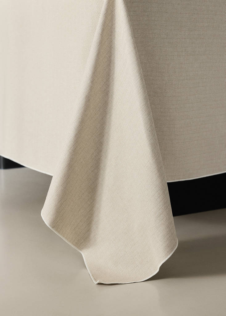 Resin-coated cotton tablecloth with overlock stitching for 2 to 4 people — Medium Brown