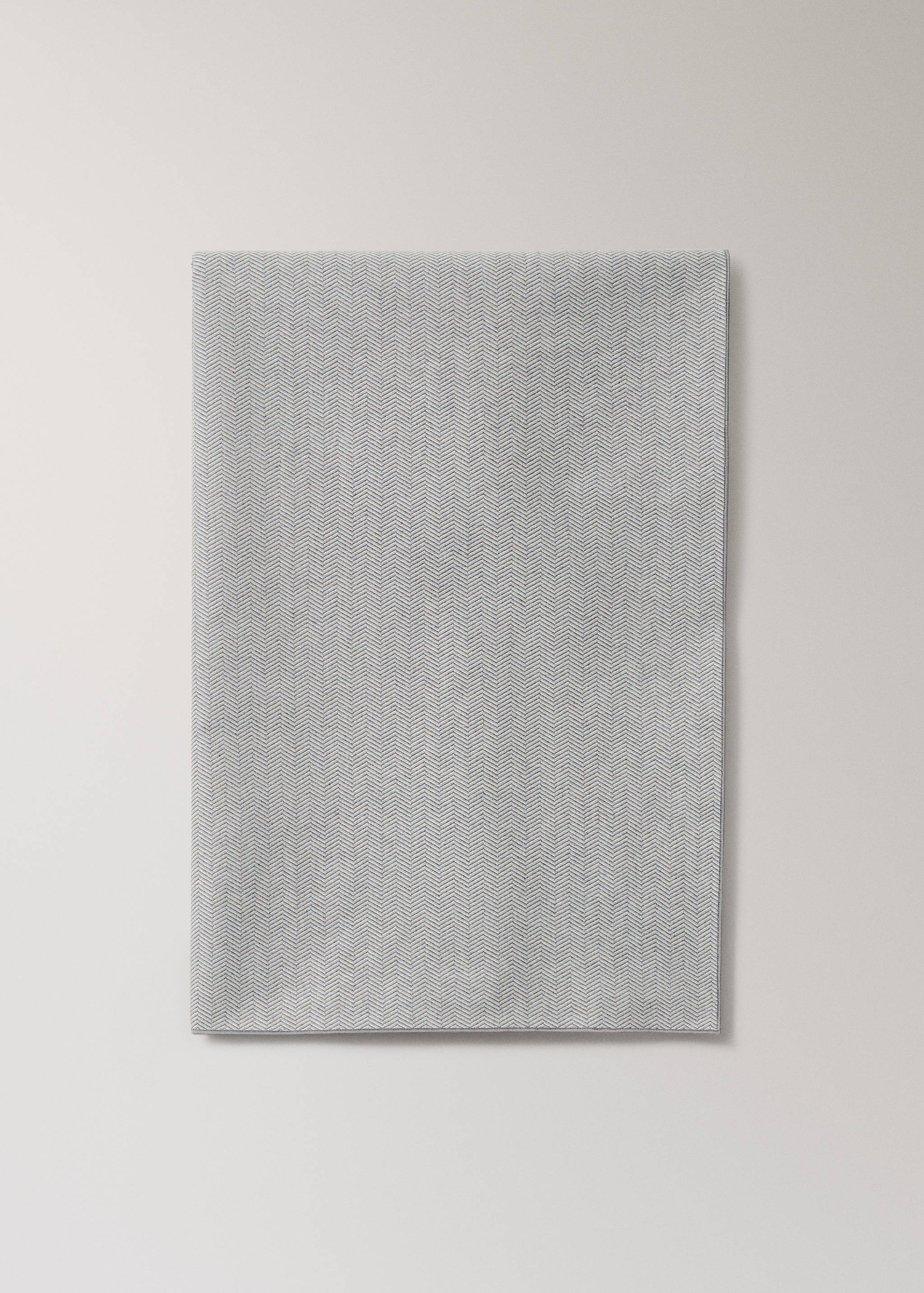 Resin-coated cotton tablecloth with overlock stitching for 6 to 8 diners - Article without model