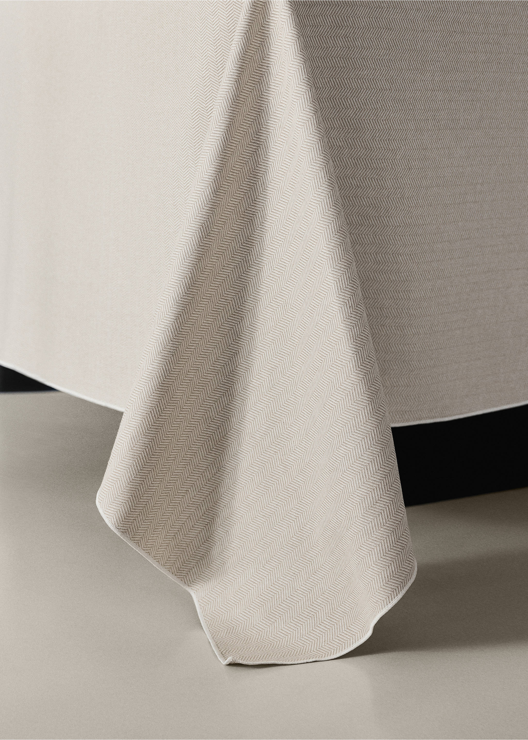 Tischdecke aus resiniertem Baumwollstoff Overlock für 8 bis 10 Personen - Detail des Artikels 7, Hellbraun/Pastellbraun. Ref: 37011536-00.