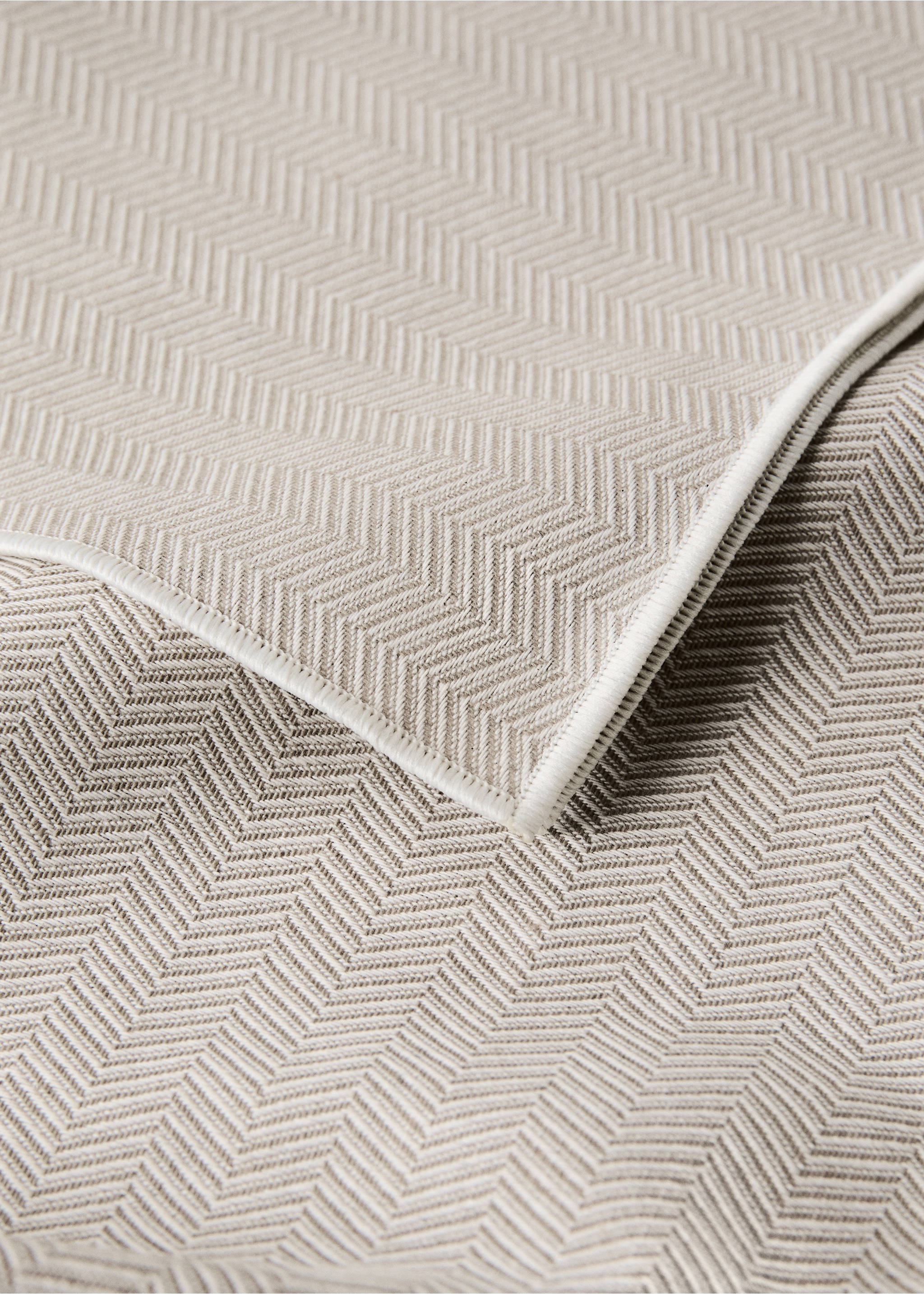 Tischdecke aus resiniertem Baumwollstoff Overlock für 8 bis 10 Personen - Detail des Artikels 1, Hellbraun/Pastellbraun. Ref: 37011536-00.