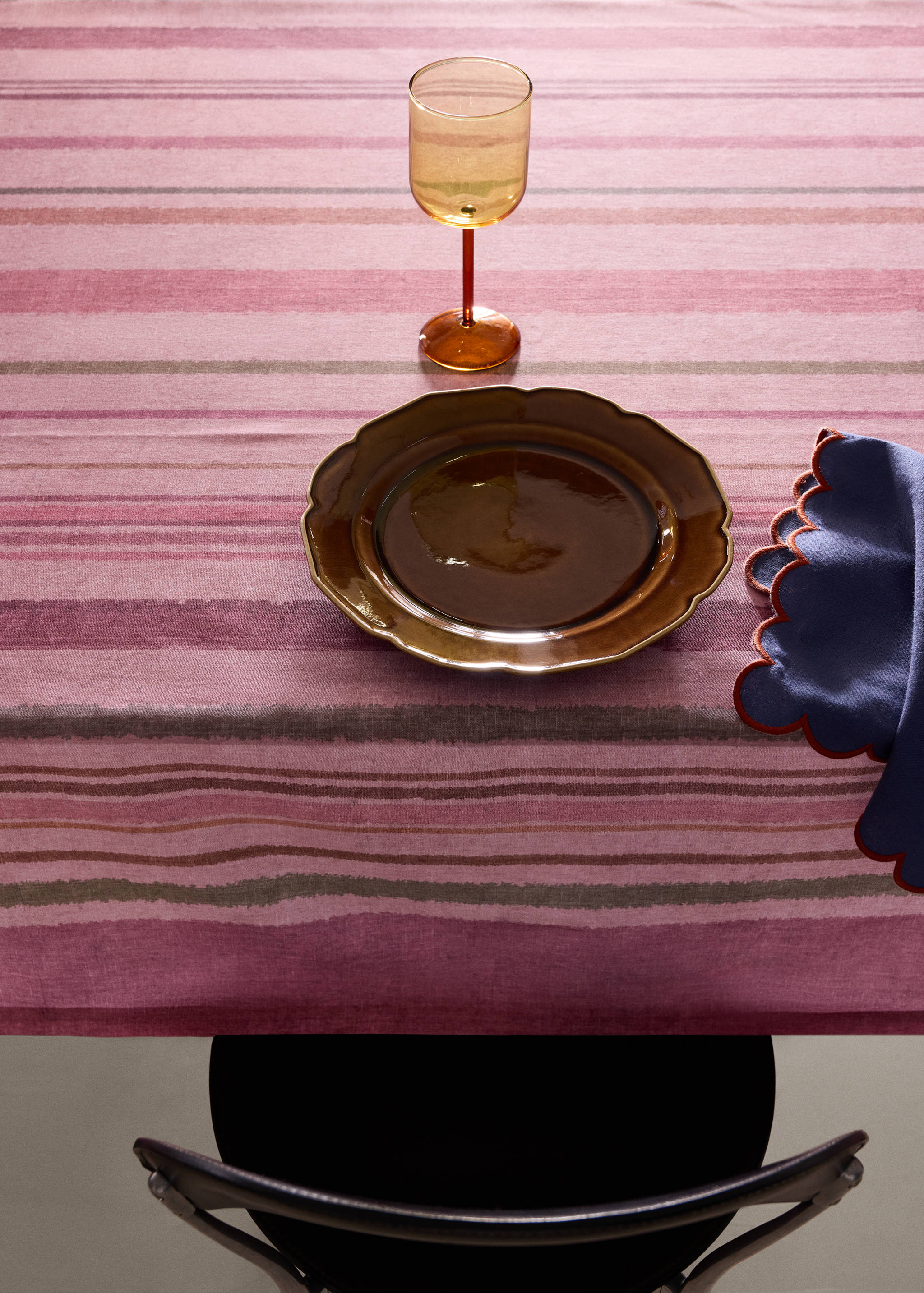 Multicoloured checked cotton tablecloth for 6 to 8 people - Details of the article 7, Pink. Ref: 37011538-00.
