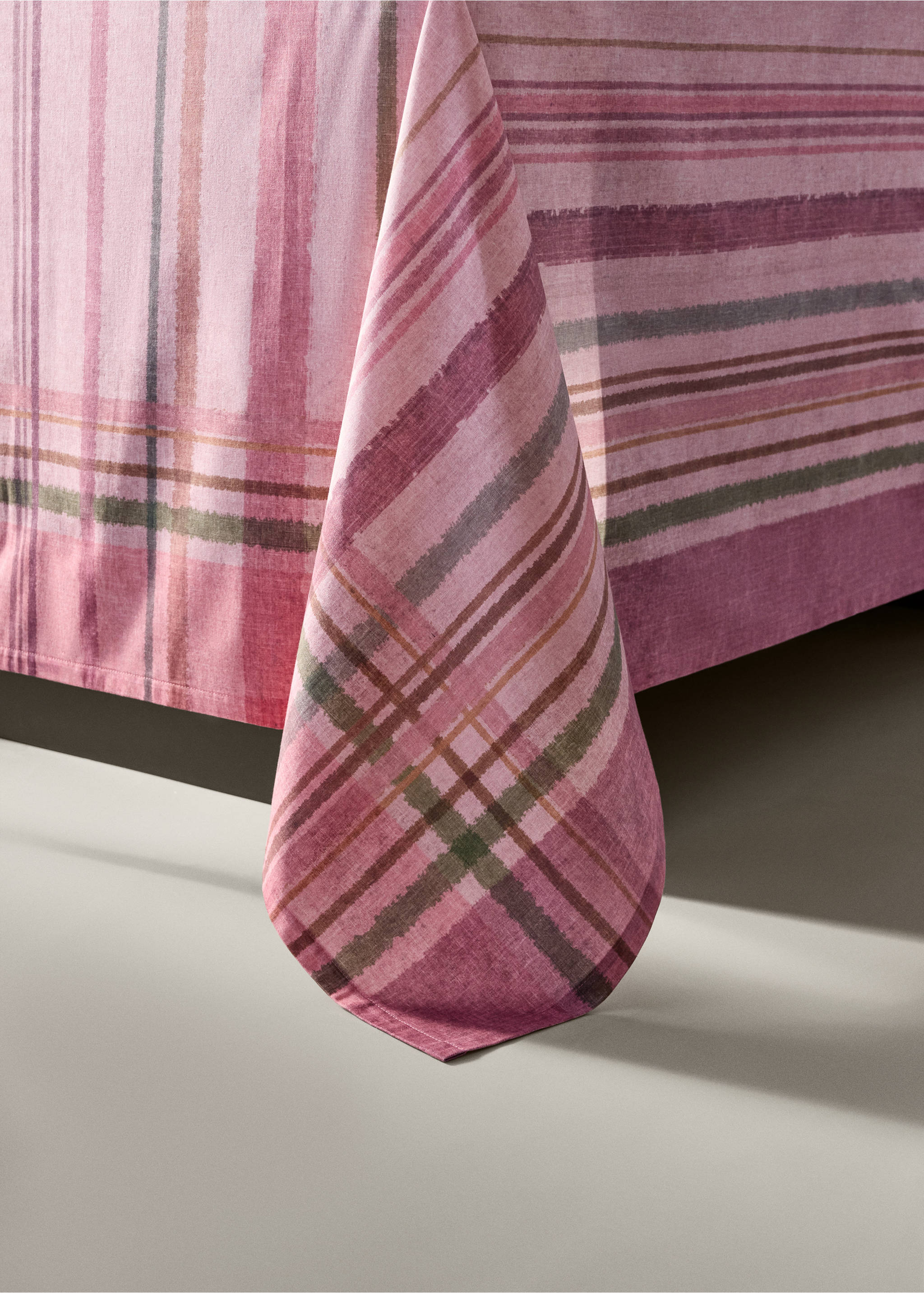 Multicoloured checked cotton tablecloth for 6 to 8 people - Details of the article 8, Pink. Ref: 37011538-00.