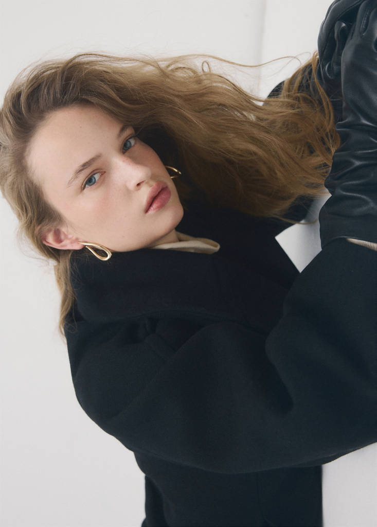 Twisted hoop earrings — Gold