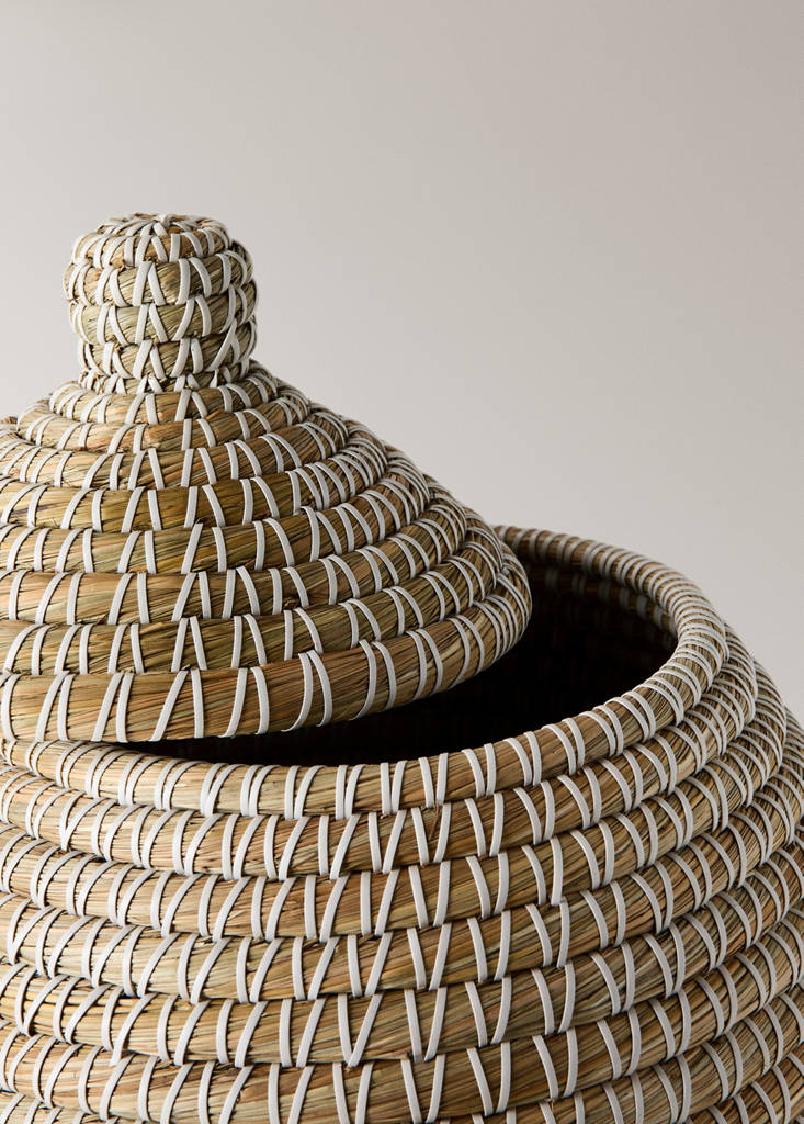 Medium oval natural fibre basket — White