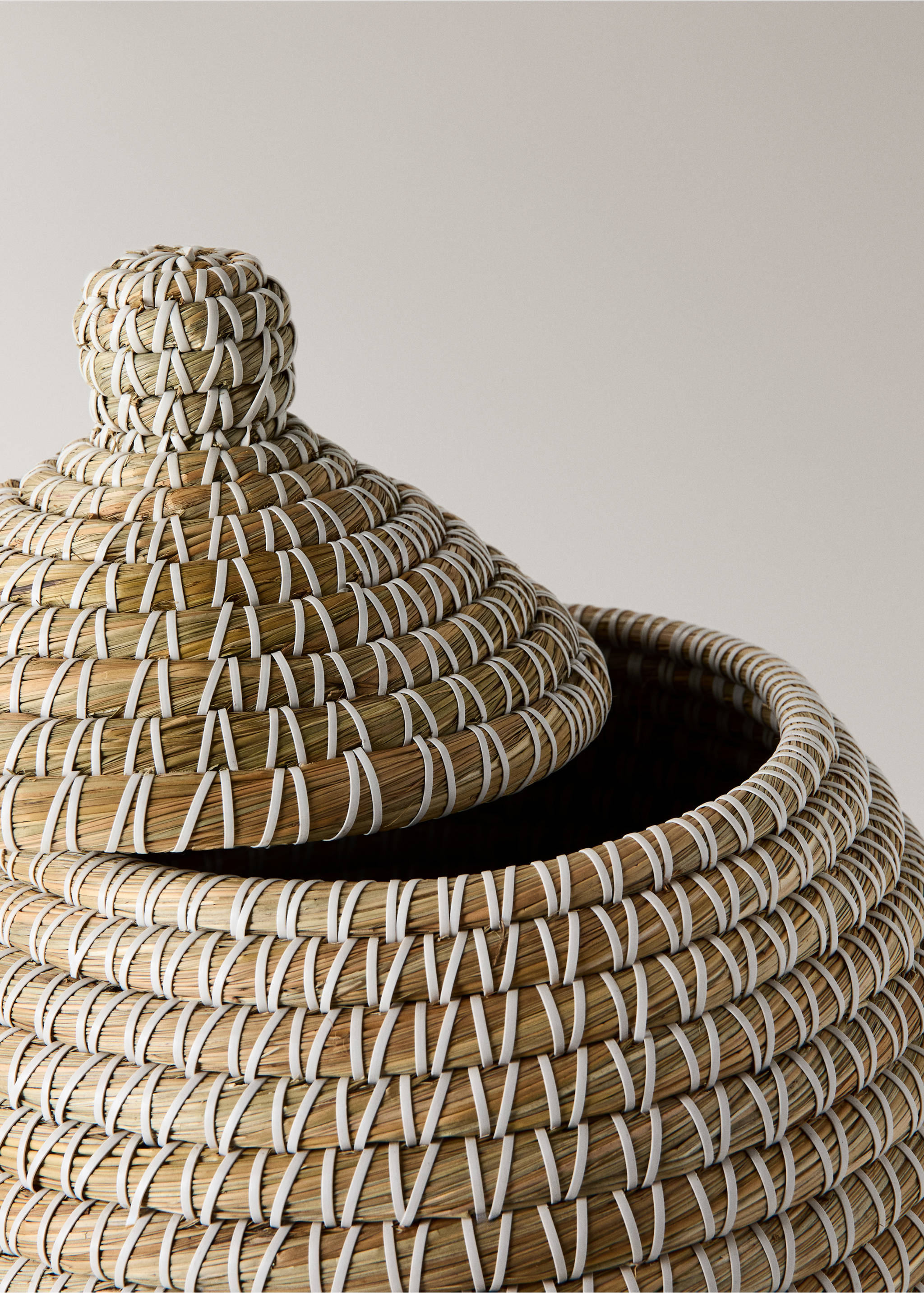 Medium oval natural fibre basket - Details of the article 1, White. Ref: 37012011-00.