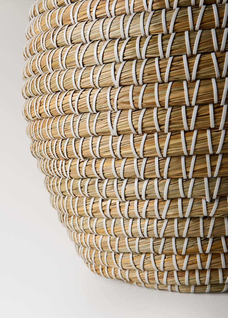 Medium oval natural fibre basket — White