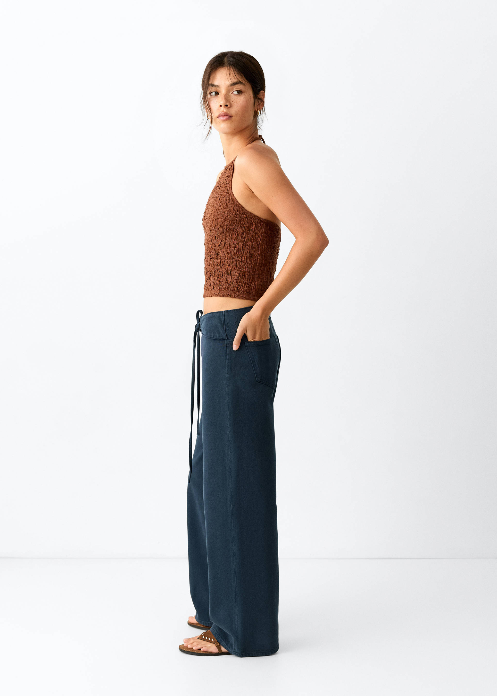 Jeans mit niedriger Bundhöhe und Schleife - Mittlere Ansicht