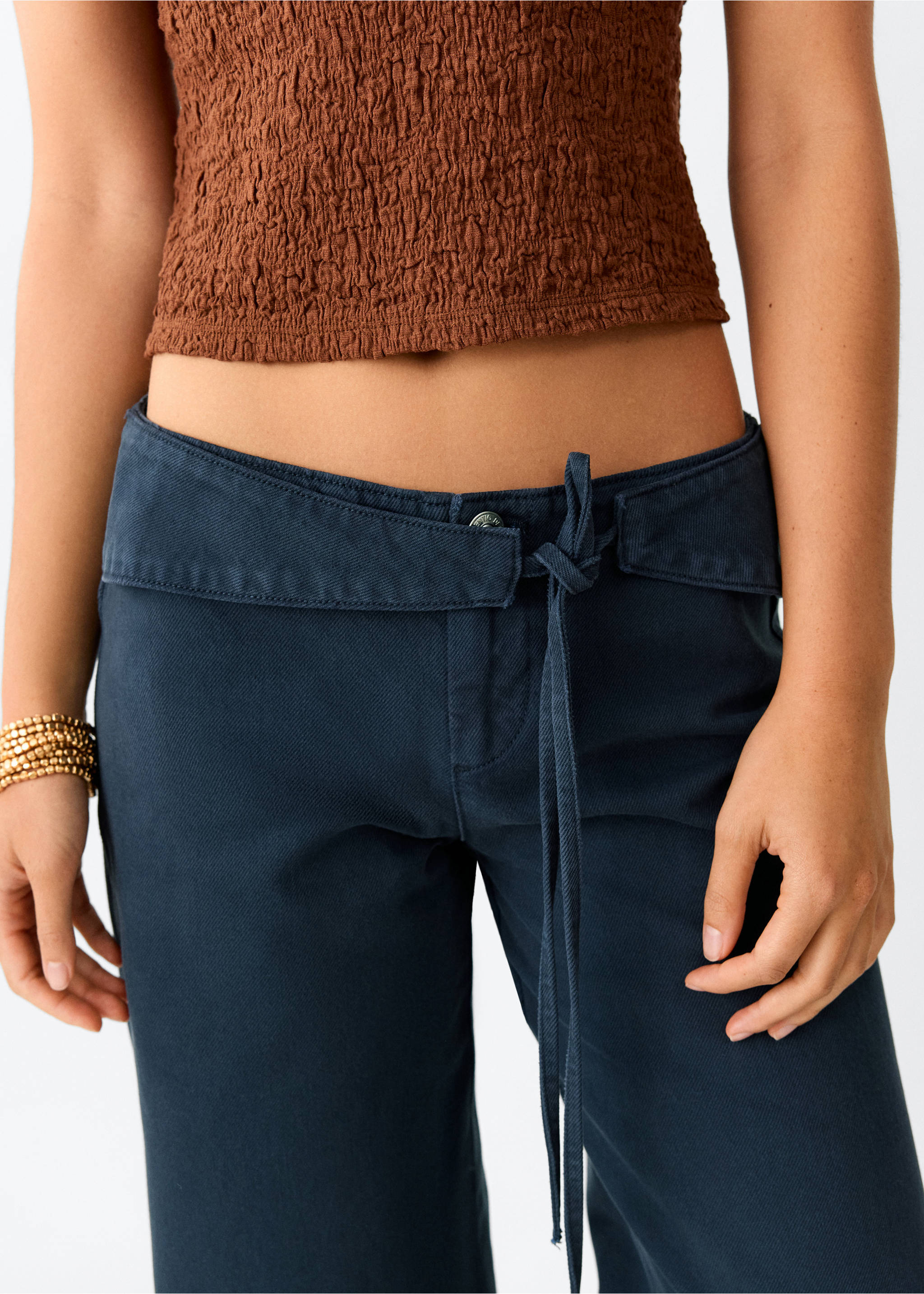 Jeans mit niedriger Bundhöhe und Schleife - Detail des Artikels 3, Anthrazit. Ref: 37012536-00.