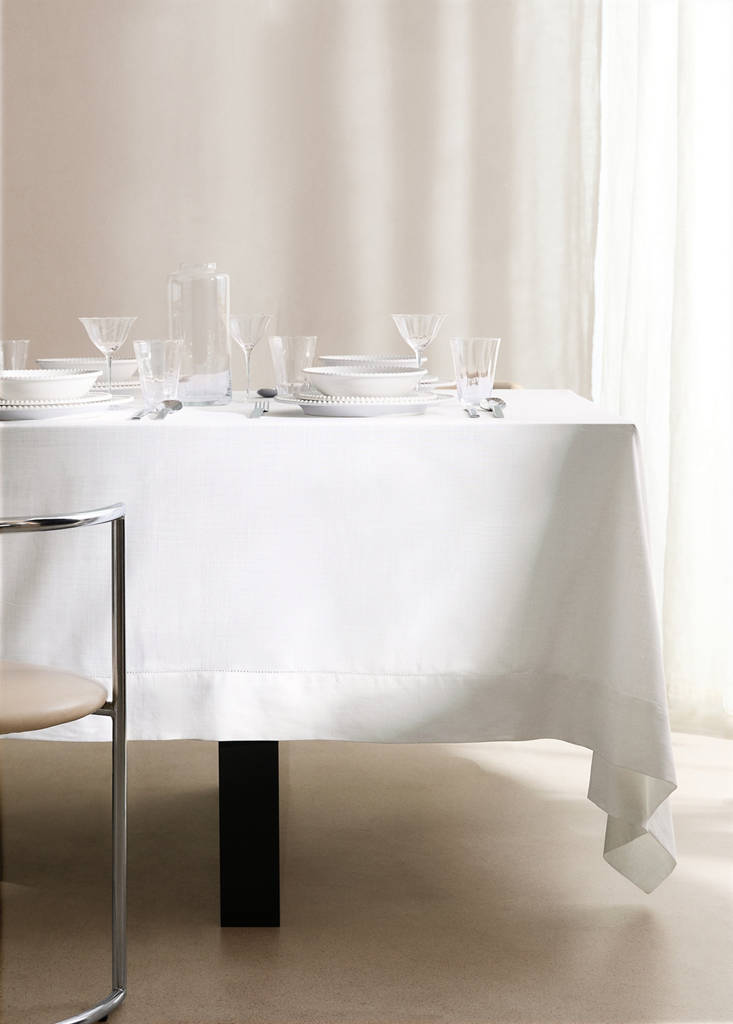 Round cotton hemstitch tablecloth for 8 to 10 people — White