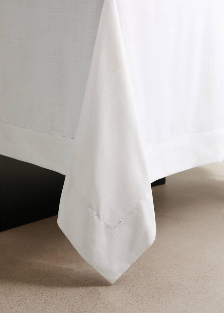 Round cotton hemstitch tablecloth for 8 to 10 people — White