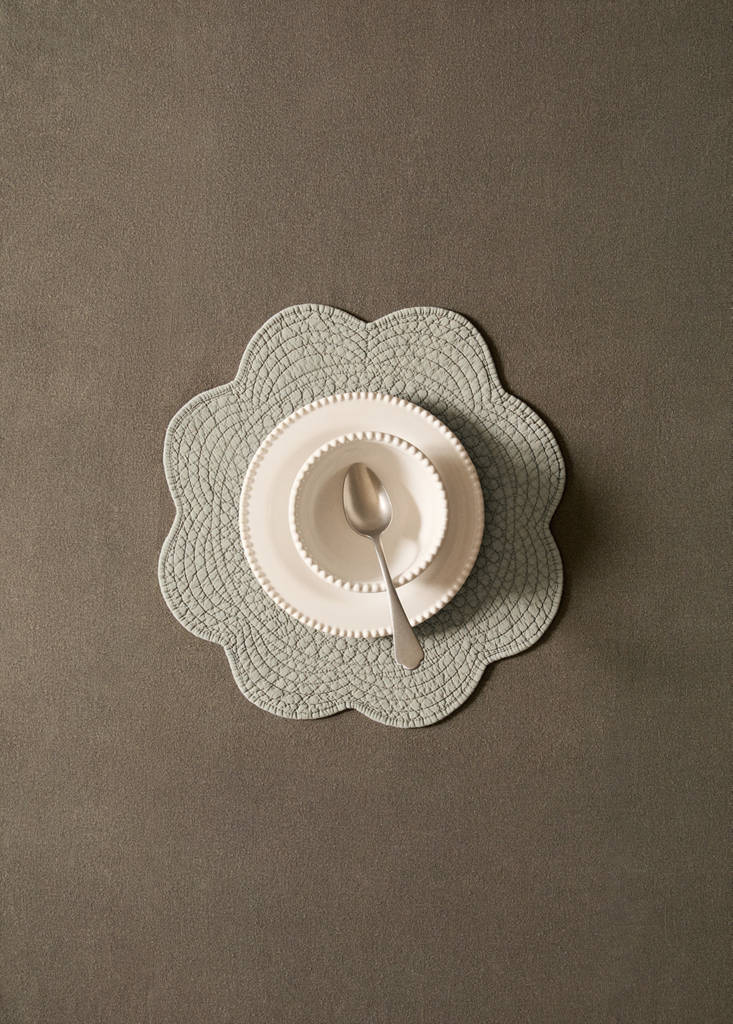 Quilted flower-shaped table mat — Light/Pastel Brown