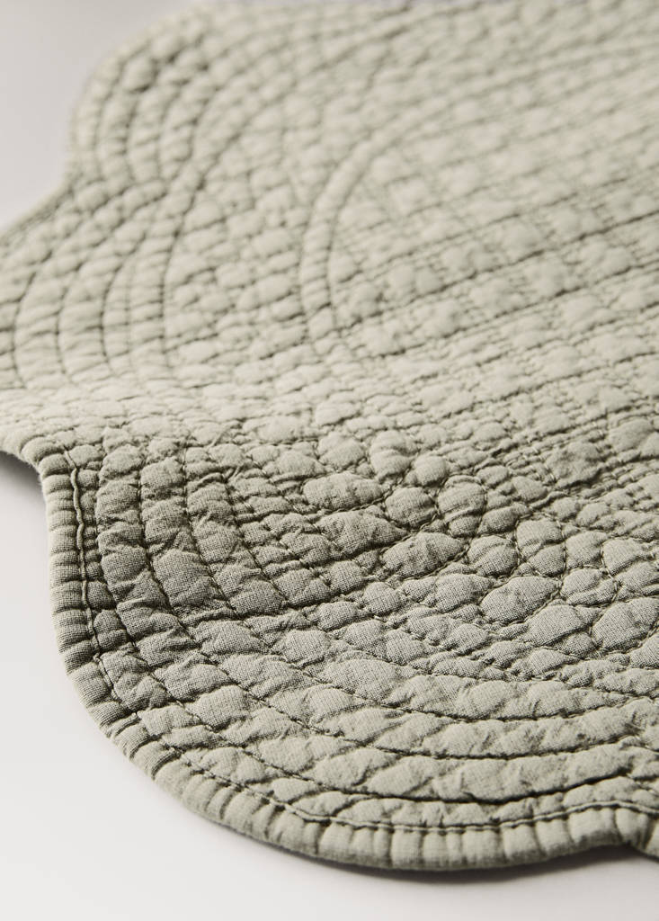 Quilted flower-shaped table mat — Light/Pastel Brown