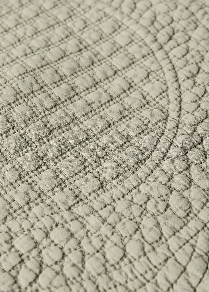Quilted flower-shaped table mat — Light/Pastel Brown