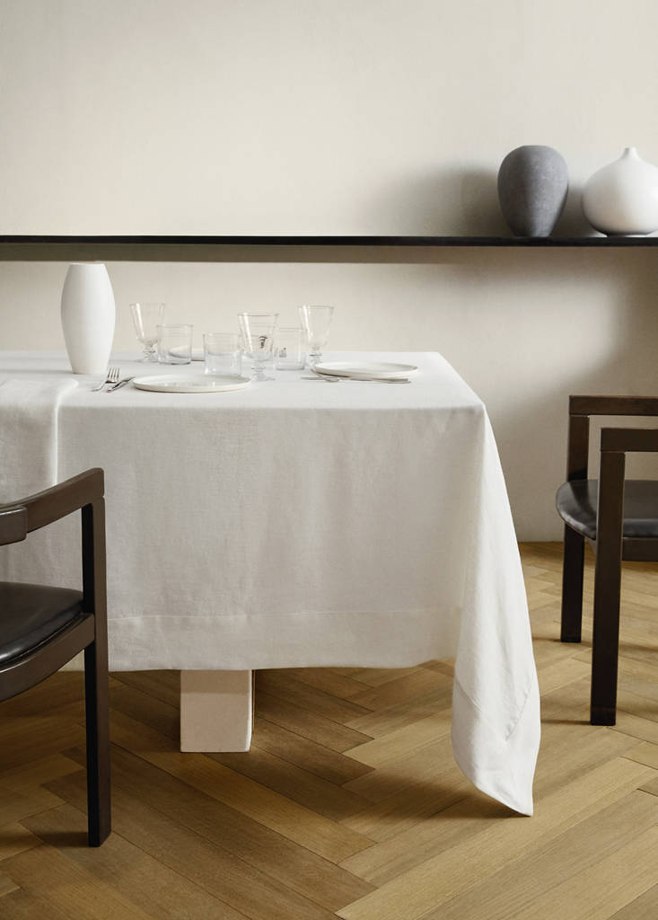 Linen tablecloth for 6 to 8 diners — White