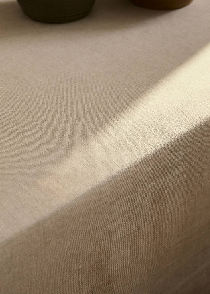 Linen tablecloth for 6 to 8 diners — Sand