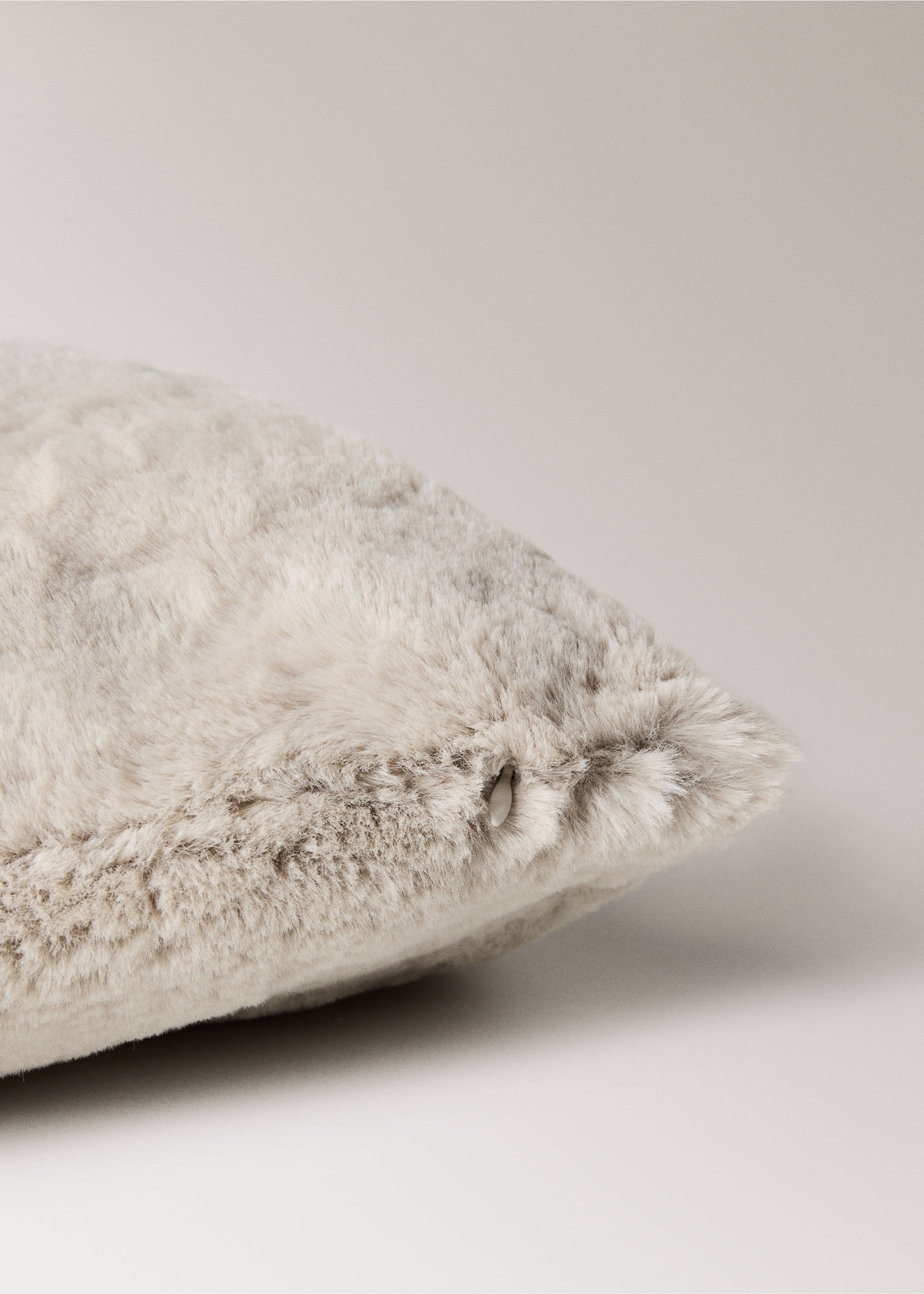 Faux fur cushion cover 50x50 cm - Details of the article 2, Sand. Ref: 37012563-00.