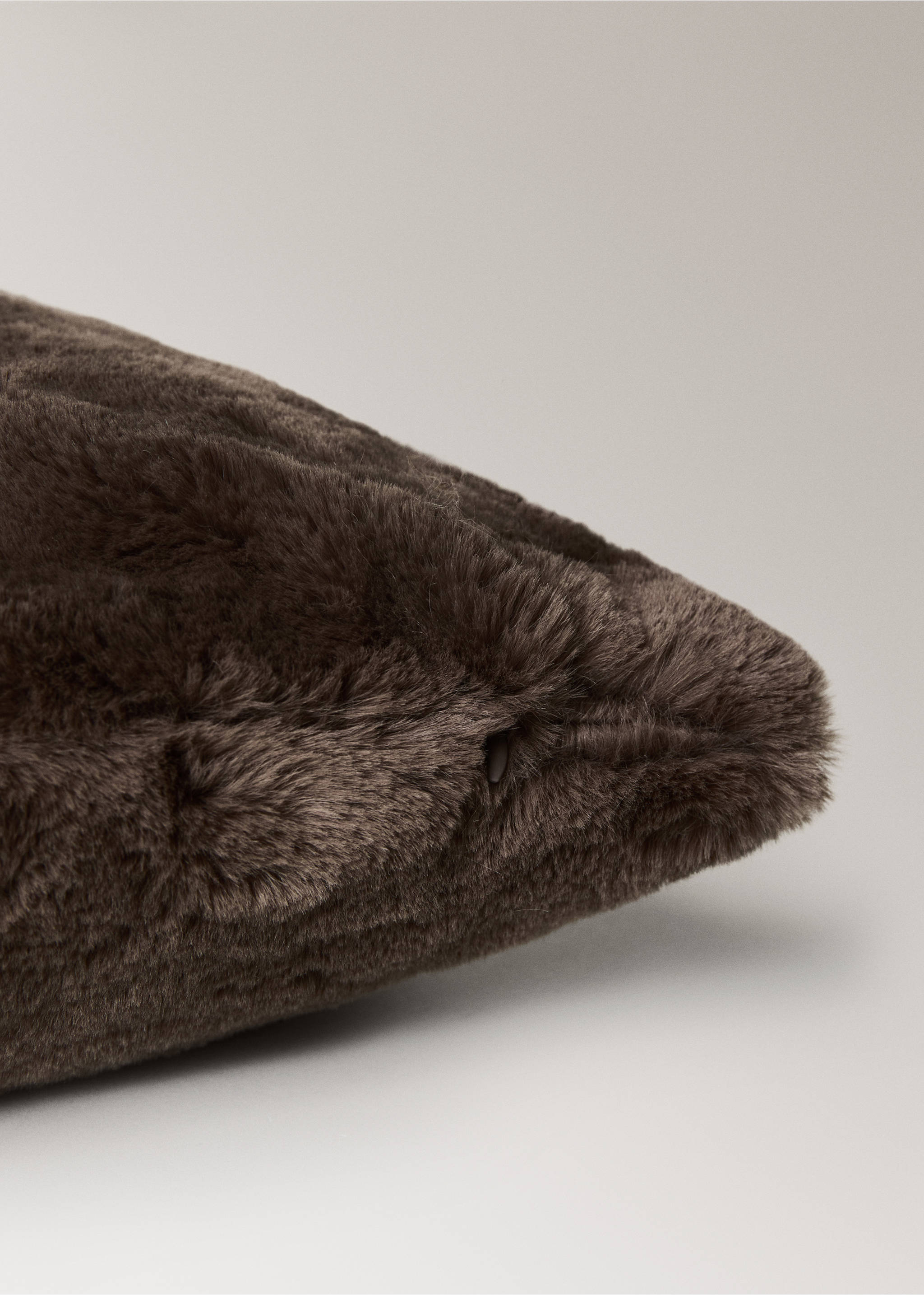 Faux fur cushion cover 50x50 cm - Details of the article 2, Chocolate. Ref: 37012563-00.