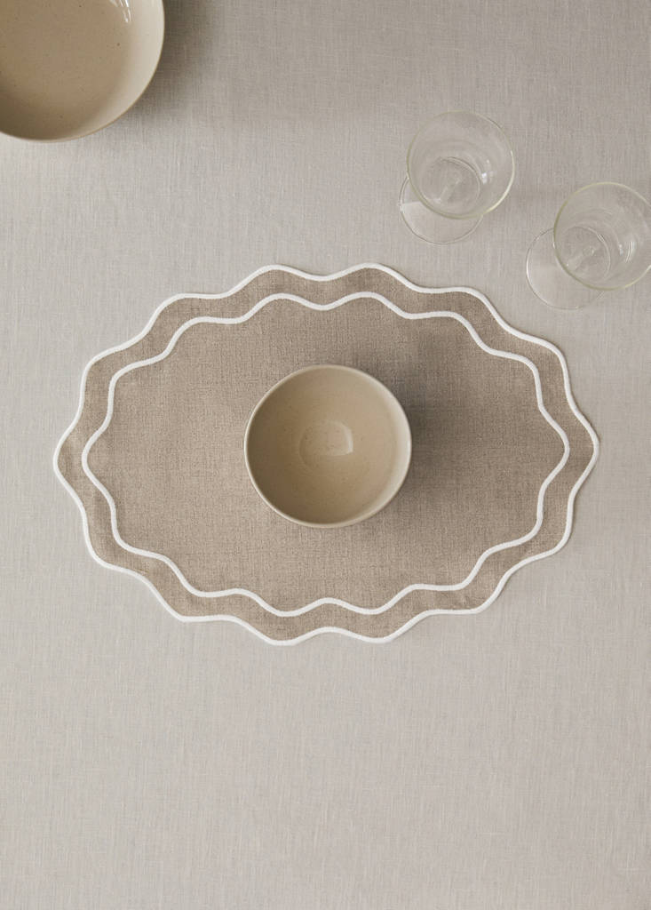 Resin-coated woven linen placemats with wave pattern — Light/Pastel Brown