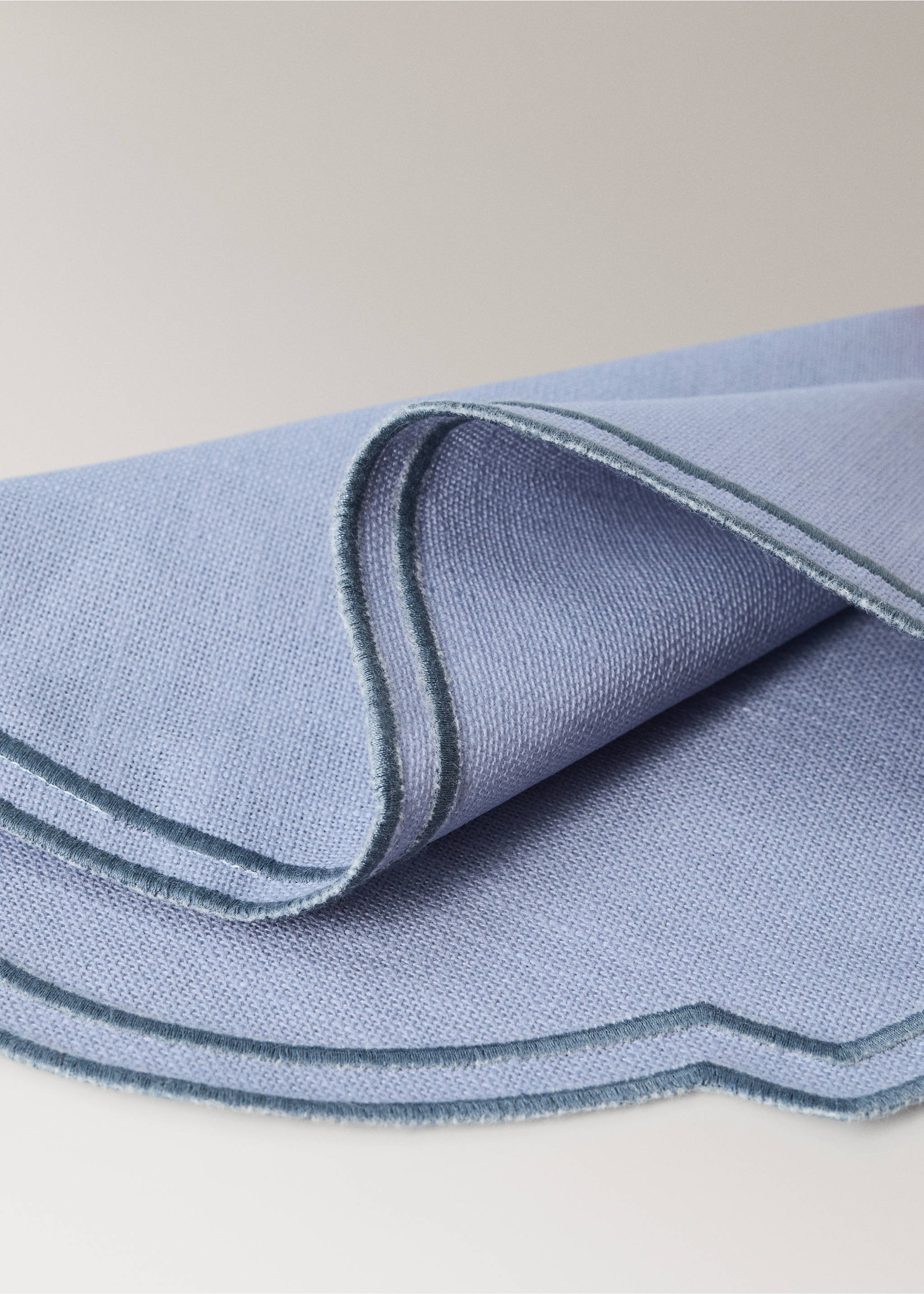 100% cotton placement with embroidered border 35x50cm - Details of the article 1, Sky Blue. Ref: 37012569-00.