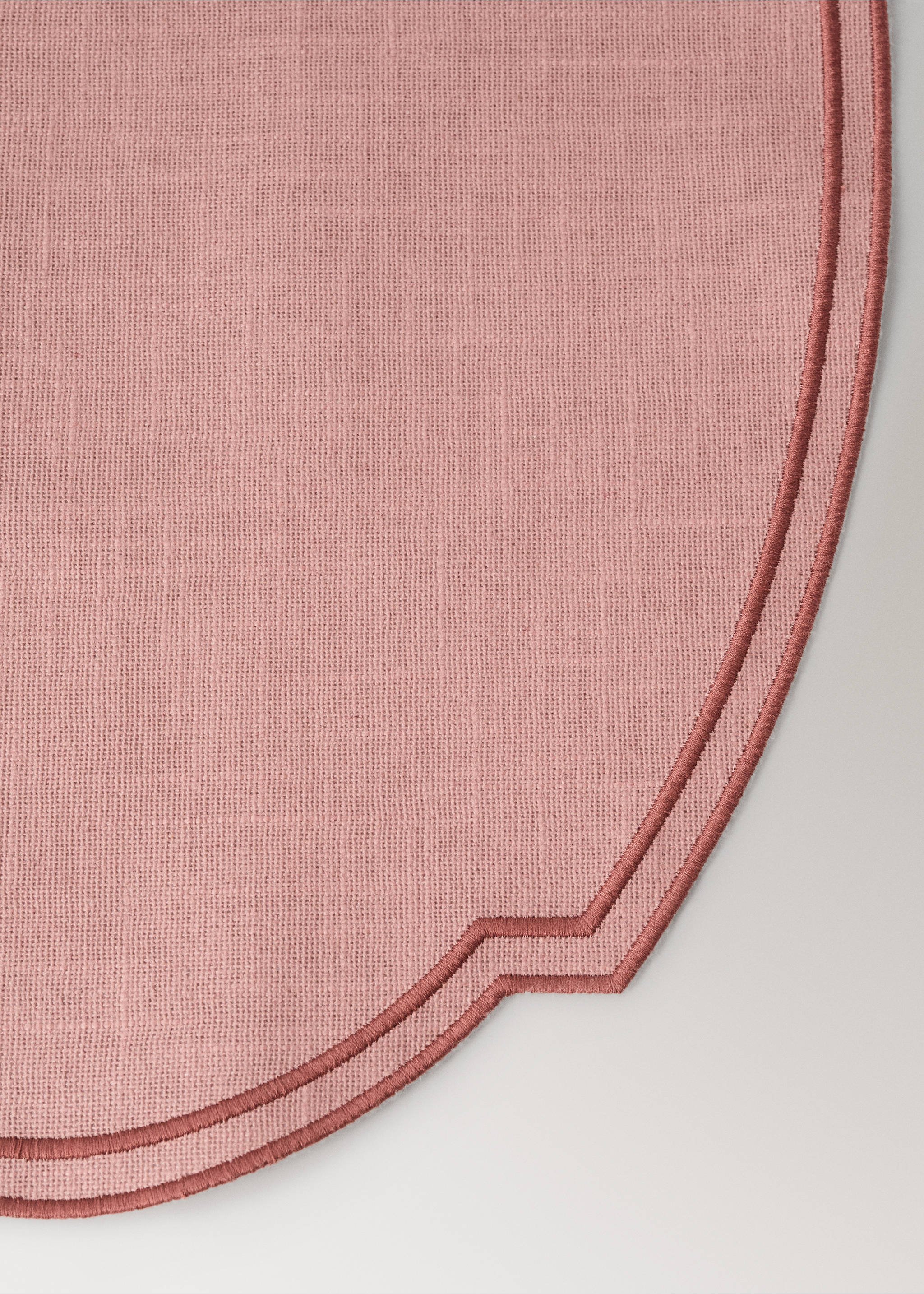 100% cotton placement with embroidered border 35x50cm - Details of the article 2, Pale Pink. Ref: 37012569-00.
