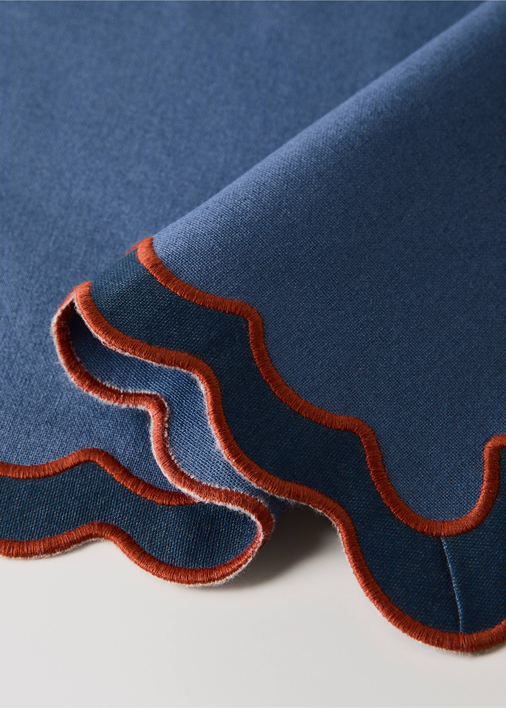 100% cotton placement with embroidered border 35x50cm - Details of the article 1, Indigo Blue. Ref: 37012570-00.