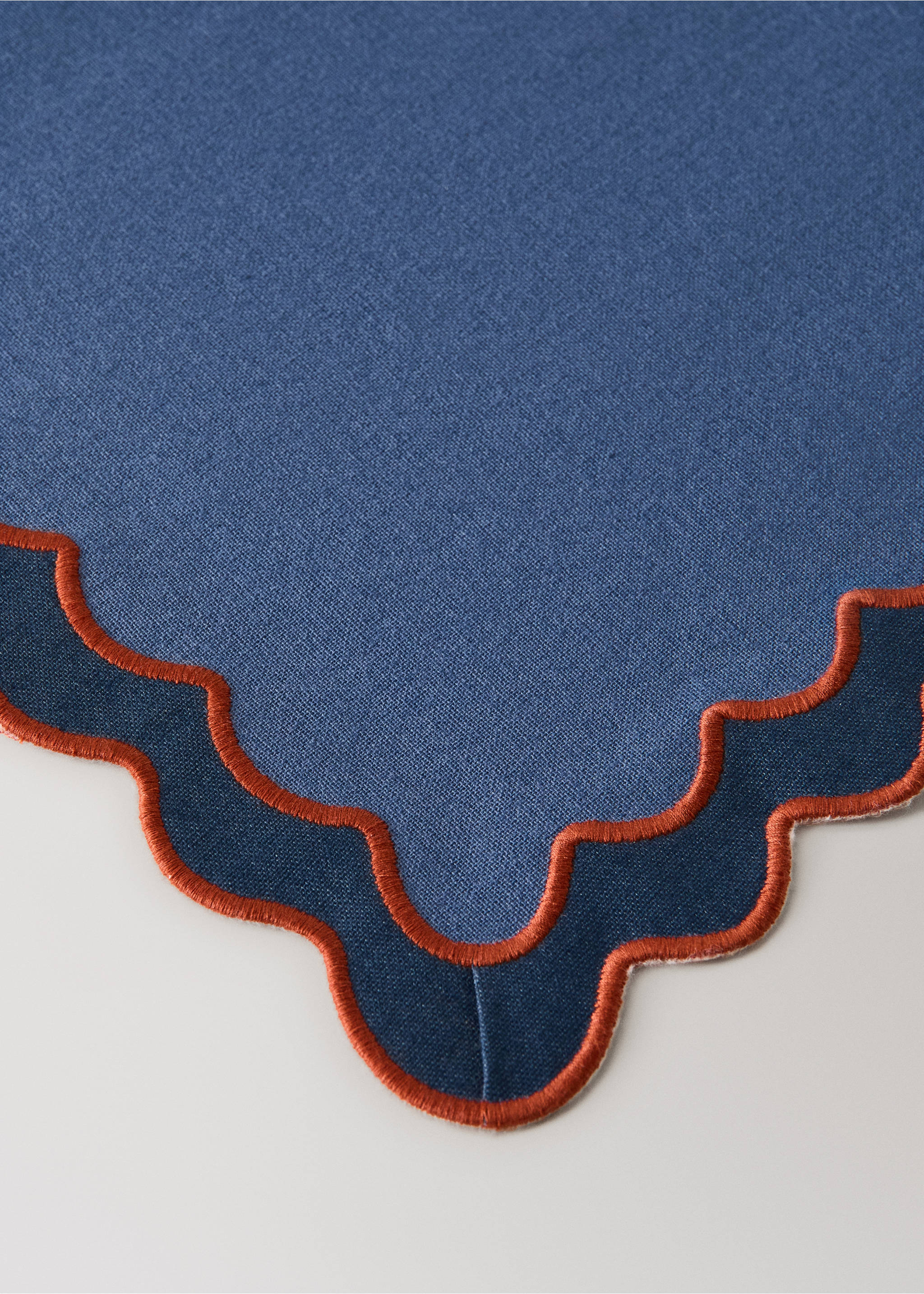 100% cotton placement with embroidered border 35x50cm - Details of the article 2, Indigo Blue. Ref: 37012570-00.