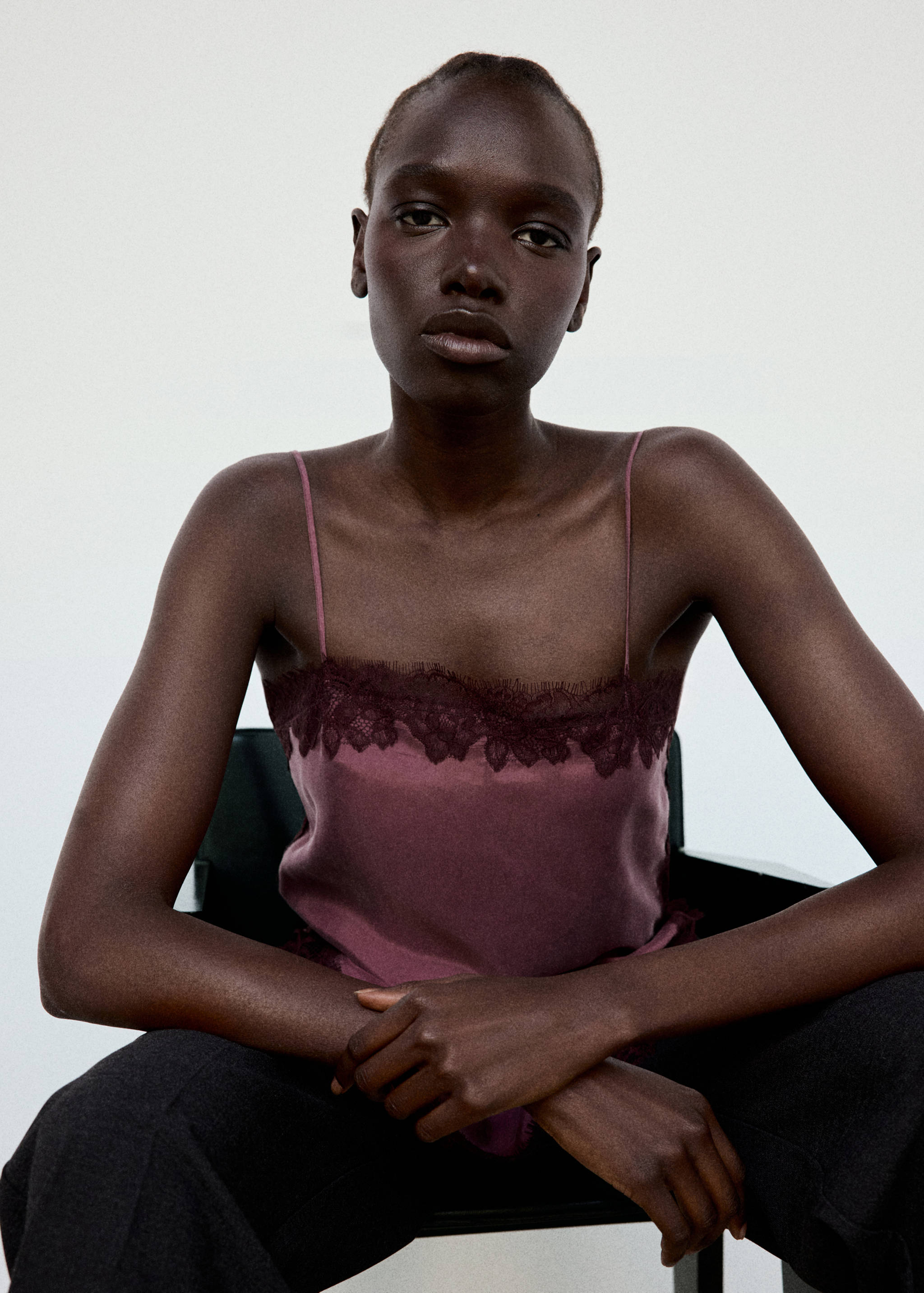 Top satiné dentelle - Plan moyen