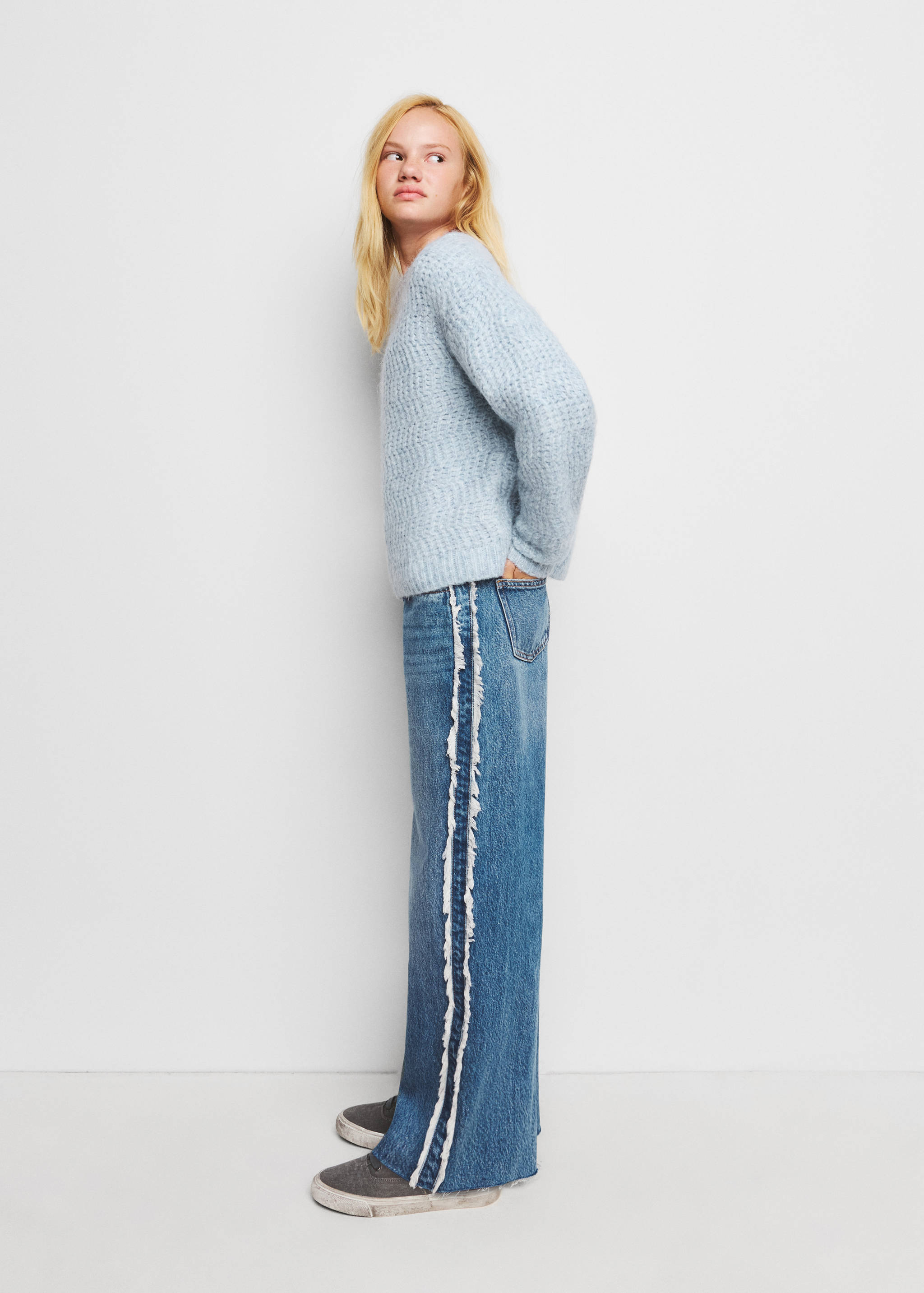 Wide-leg jeans with frayed seams - General plane